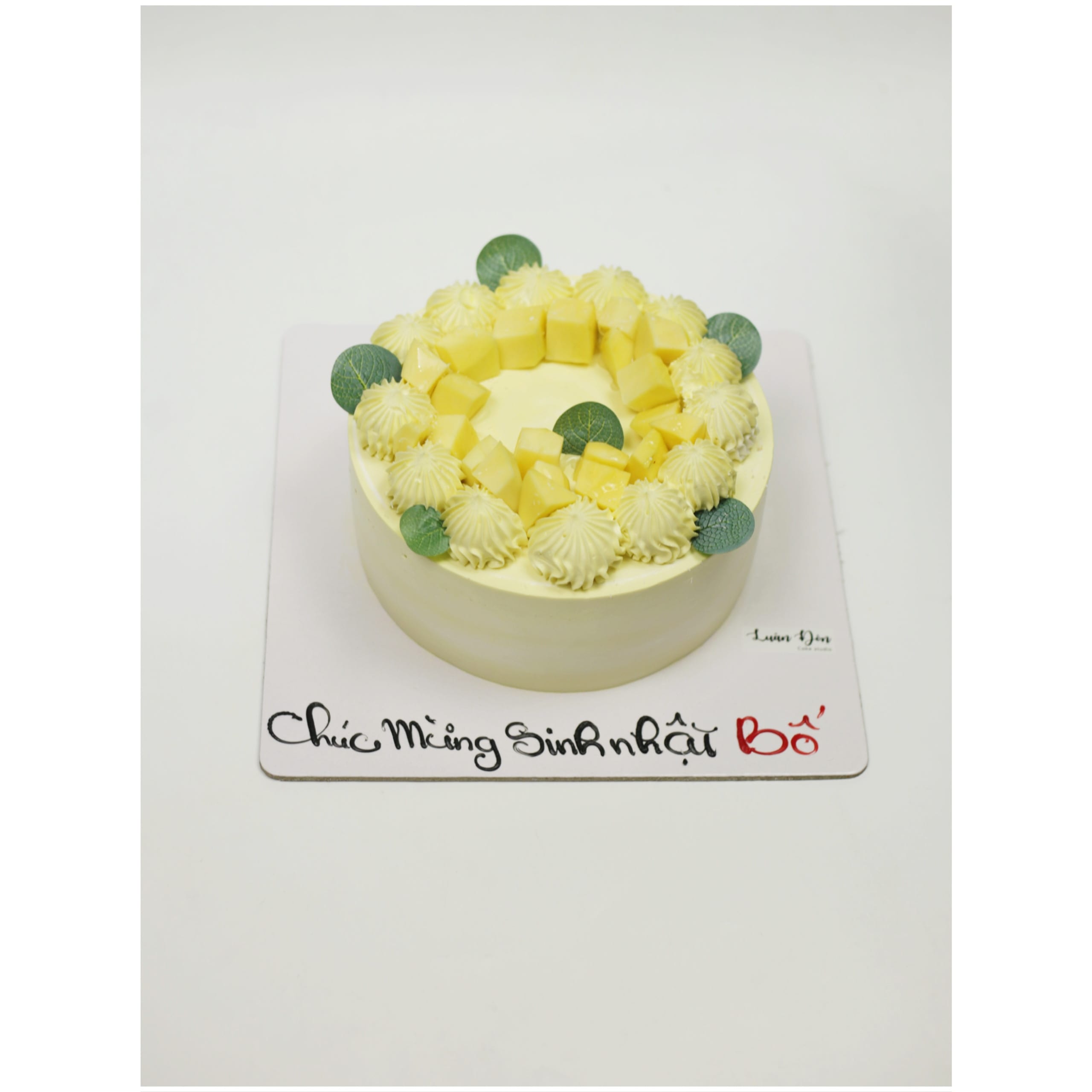 Bánh kem xoài tươi phủ mặt lãng mạn