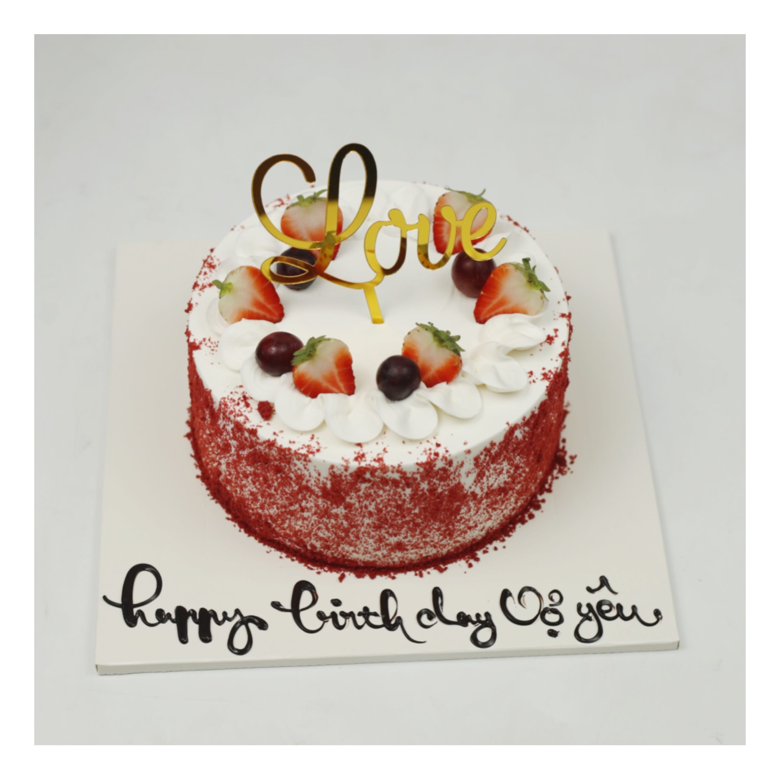 Bánh kem Red Velvet trang trí dâu tây chữ Love