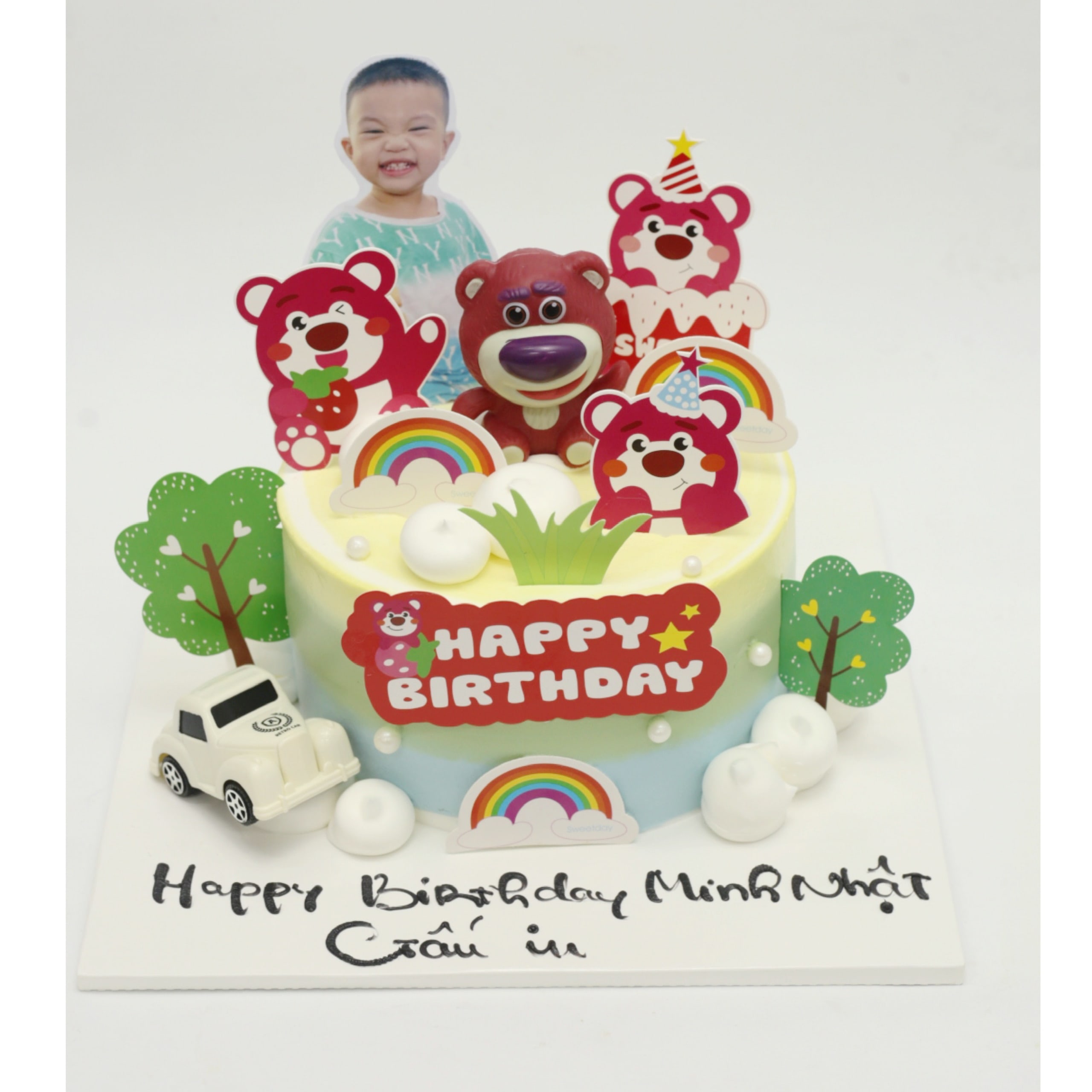 Bánh kem gấu dâu Lotso kèm hình bé đáng yêu