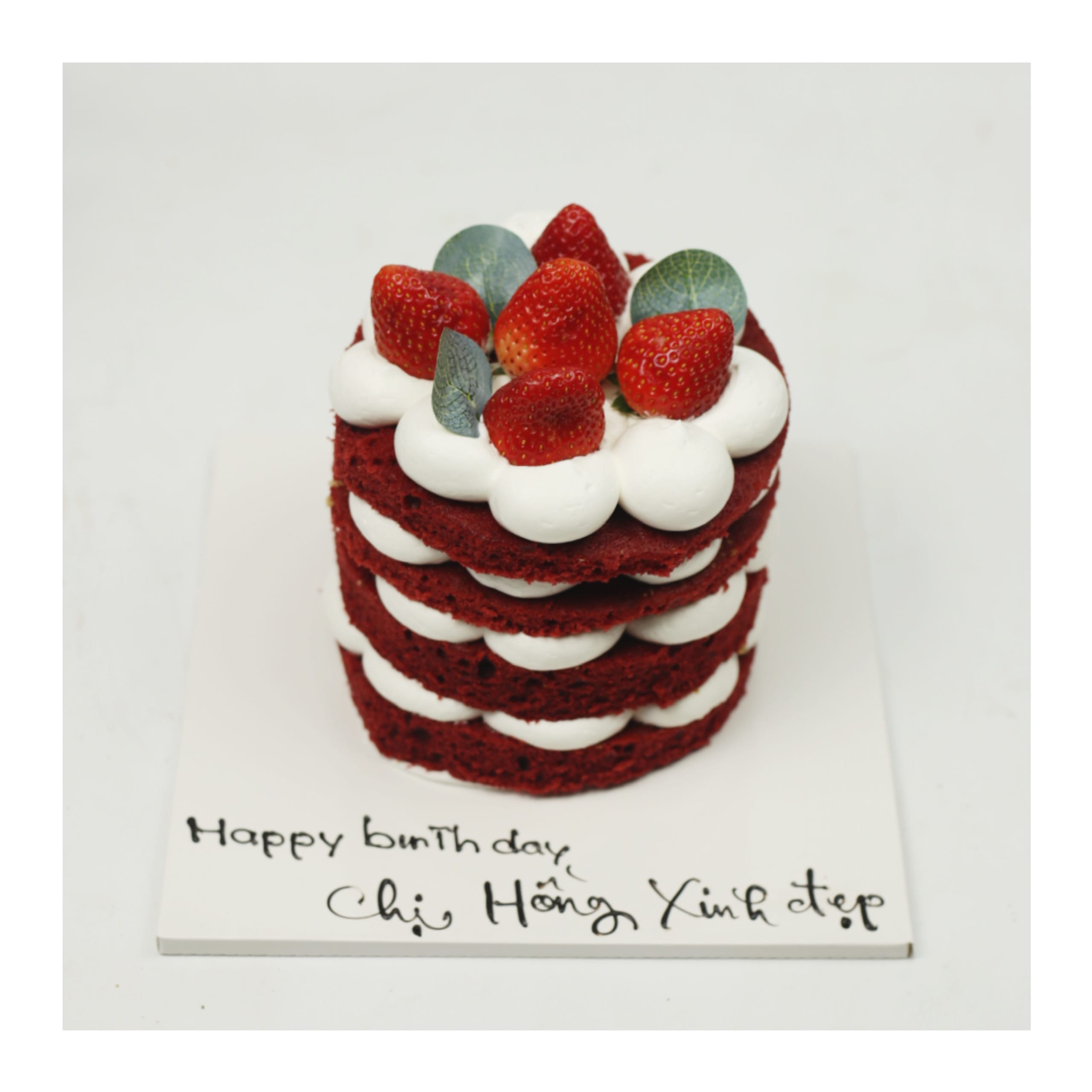 Bánh Red Velvet nhiều lớp phủ kem tươi dâu tây