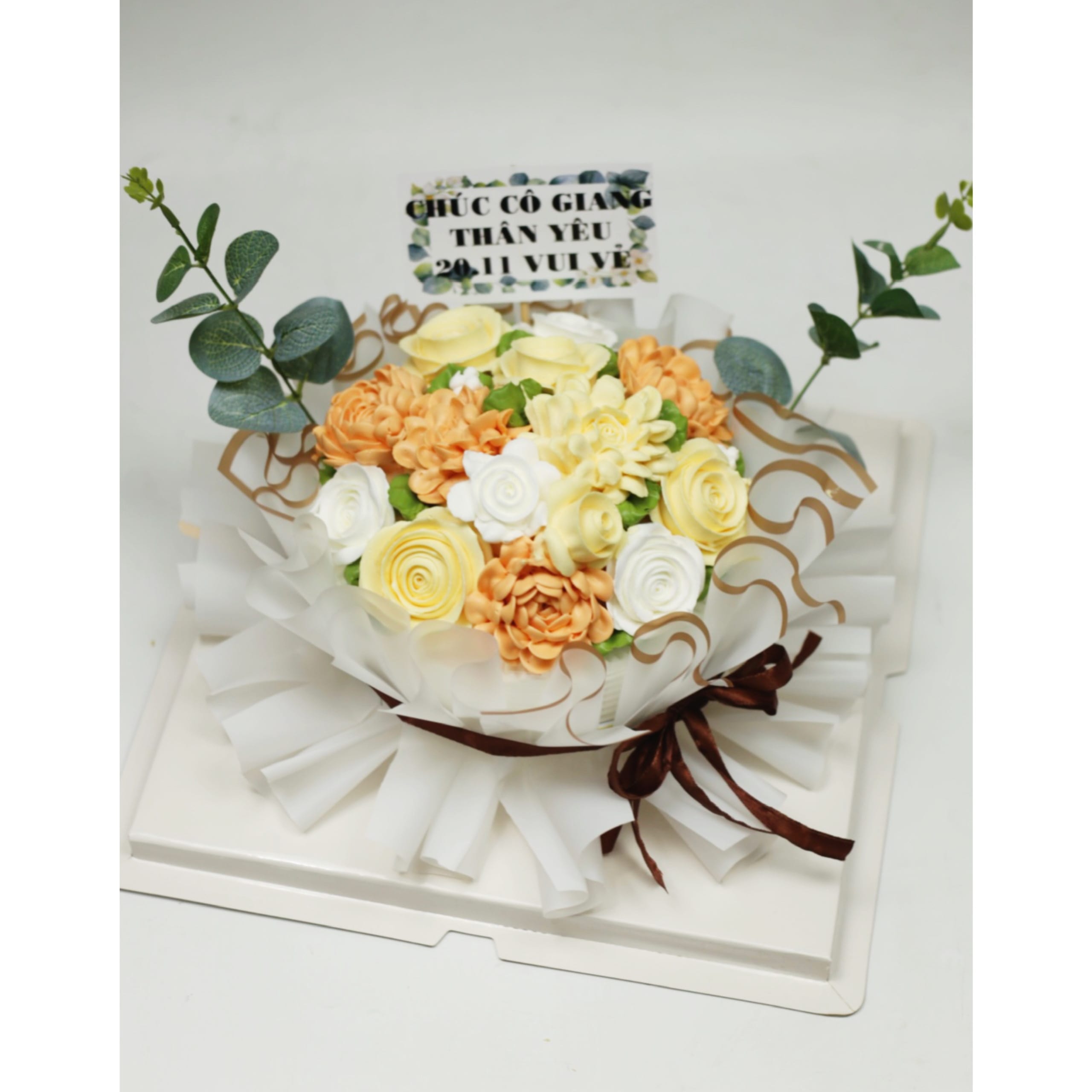 Bánh kem hoa kem màu pastel nhẹ nhàng