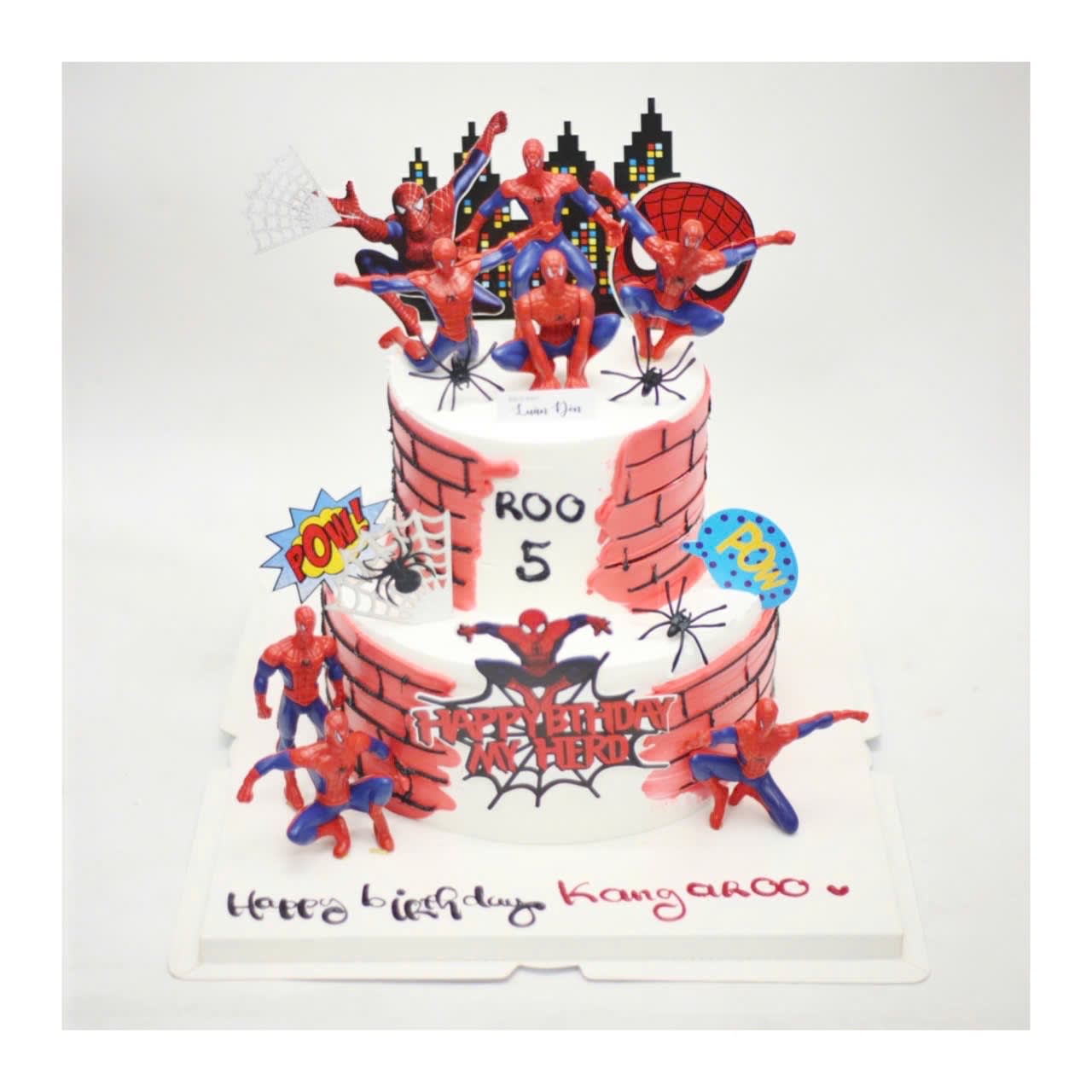 Bánh kem Spider-Man tường gạch đỏ