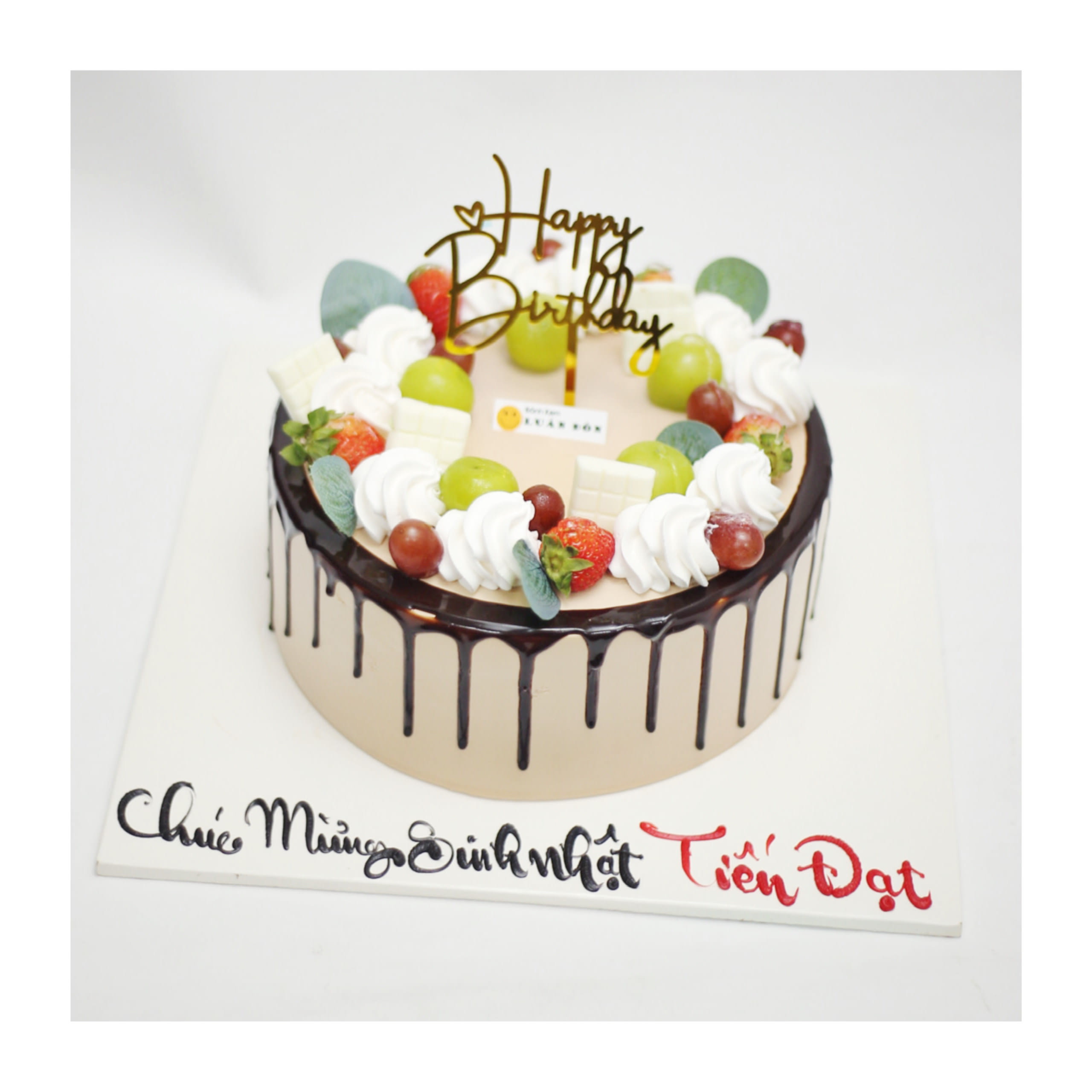 Bánh kem socola chảy phủ trái cây tươi