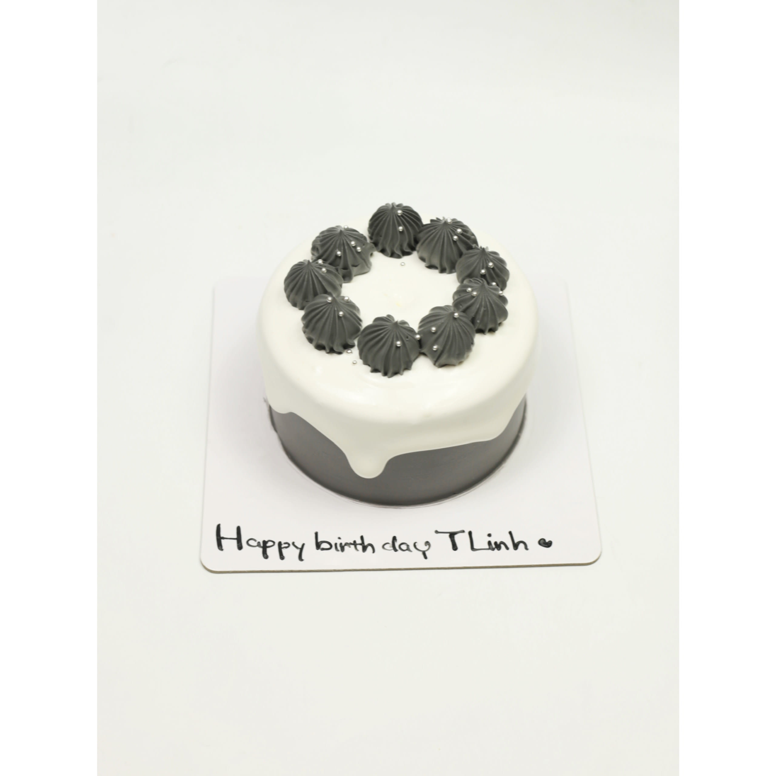 Bánh kem mini phủ ganache trắng tối giản