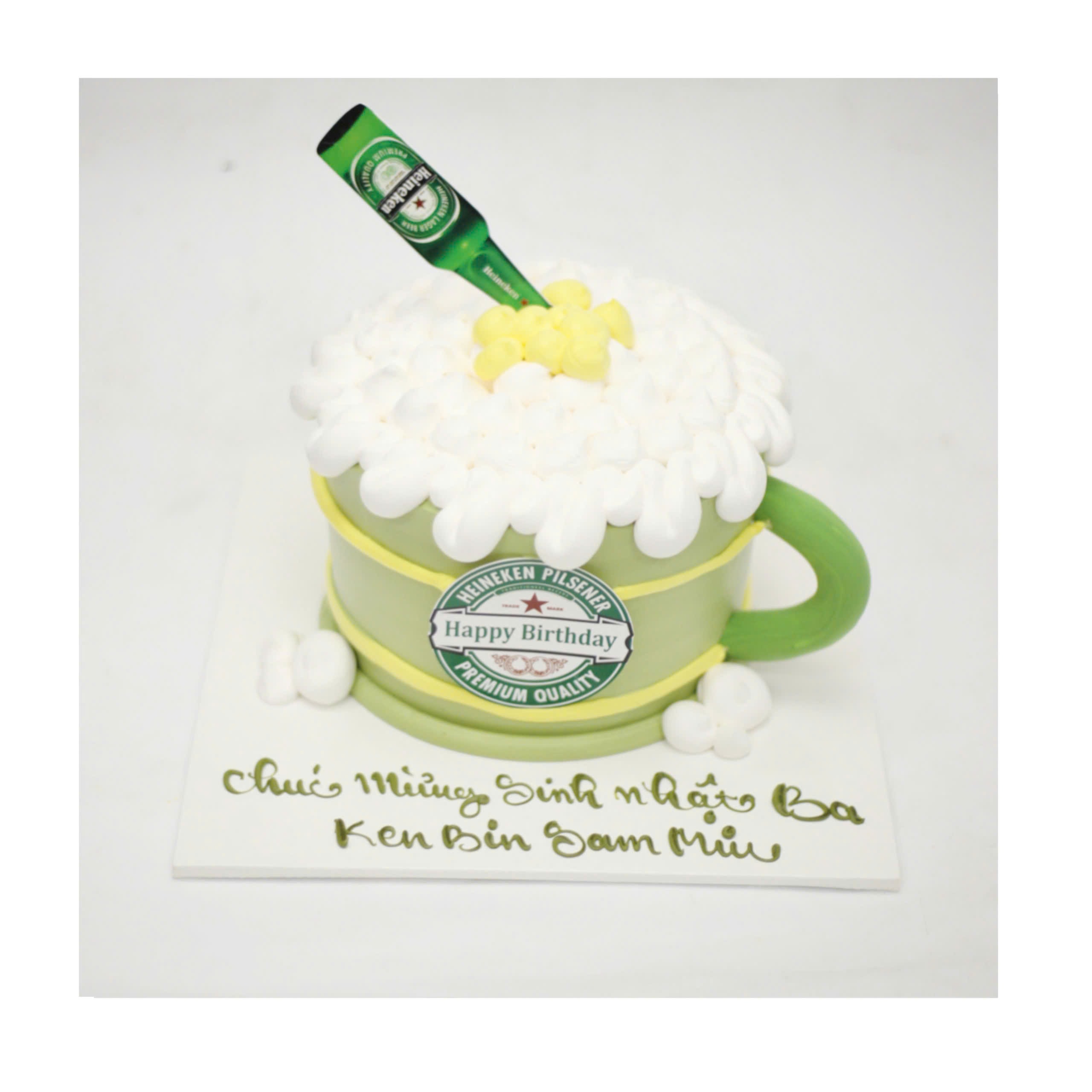 Bánh kem hình ly bia Heineken độc đáo