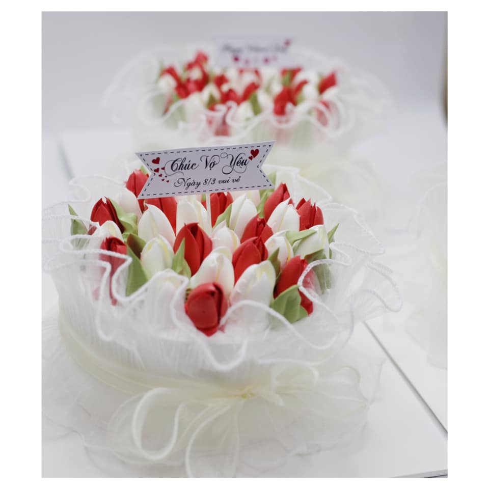 Bánh kem bó hoa tulip đỏ trắng ngọt ngào