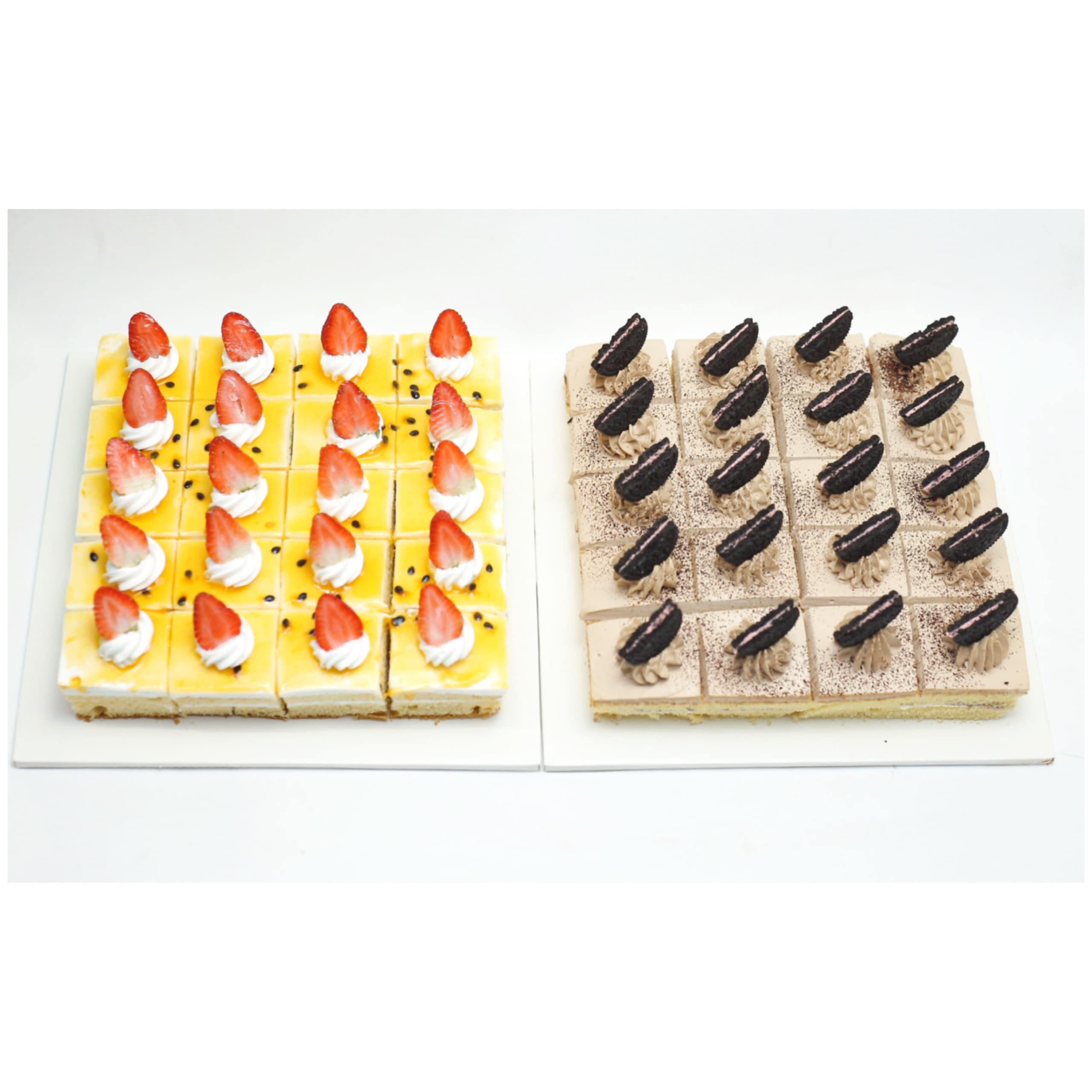 Bánh mousse cắt miếng vị dâu tây và socola
