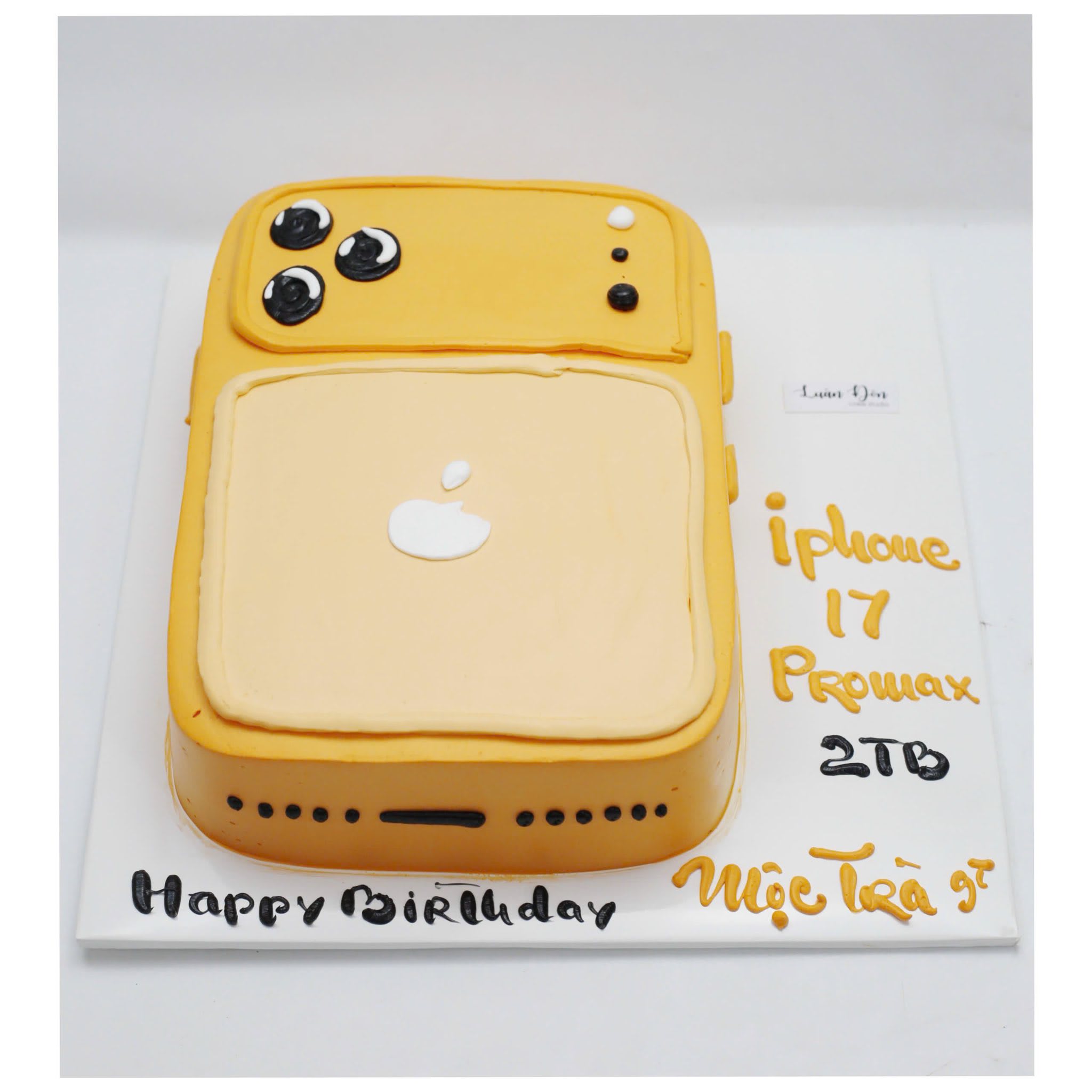 Bánh kem tạo hình iPhone 17 Pro Max vàng