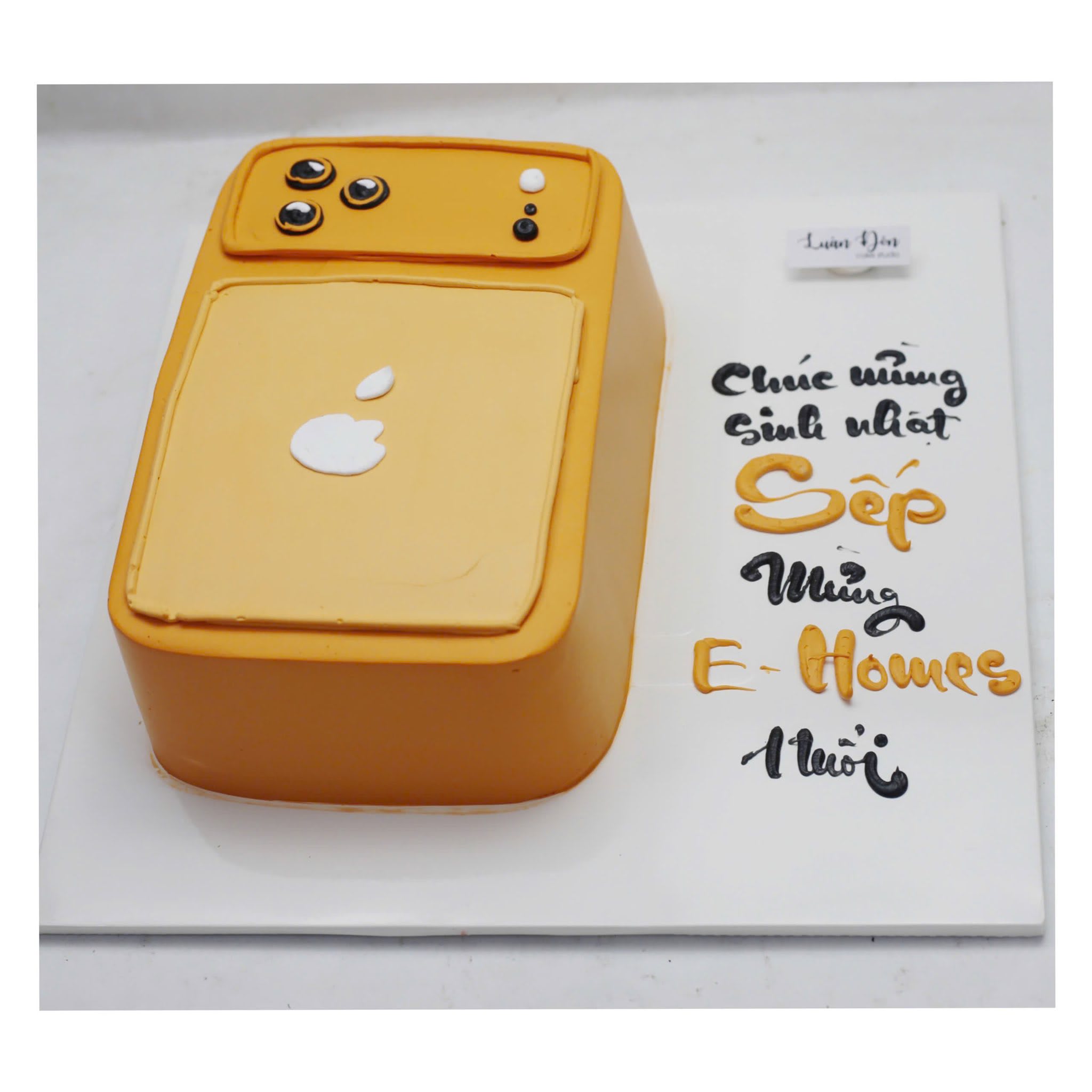 Bánh kem iPhone màu vàng mừng sinh nhật Sếp