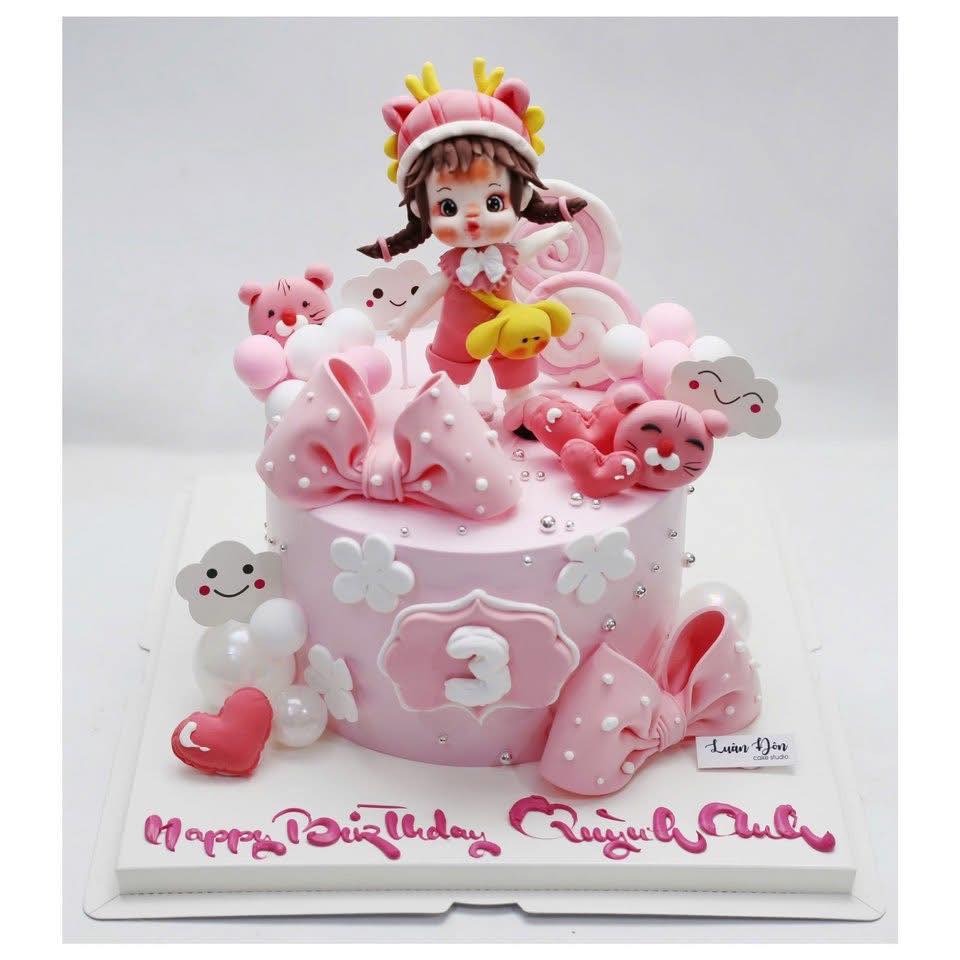 Bánh kem bé gái mặc đồ hồng pastel