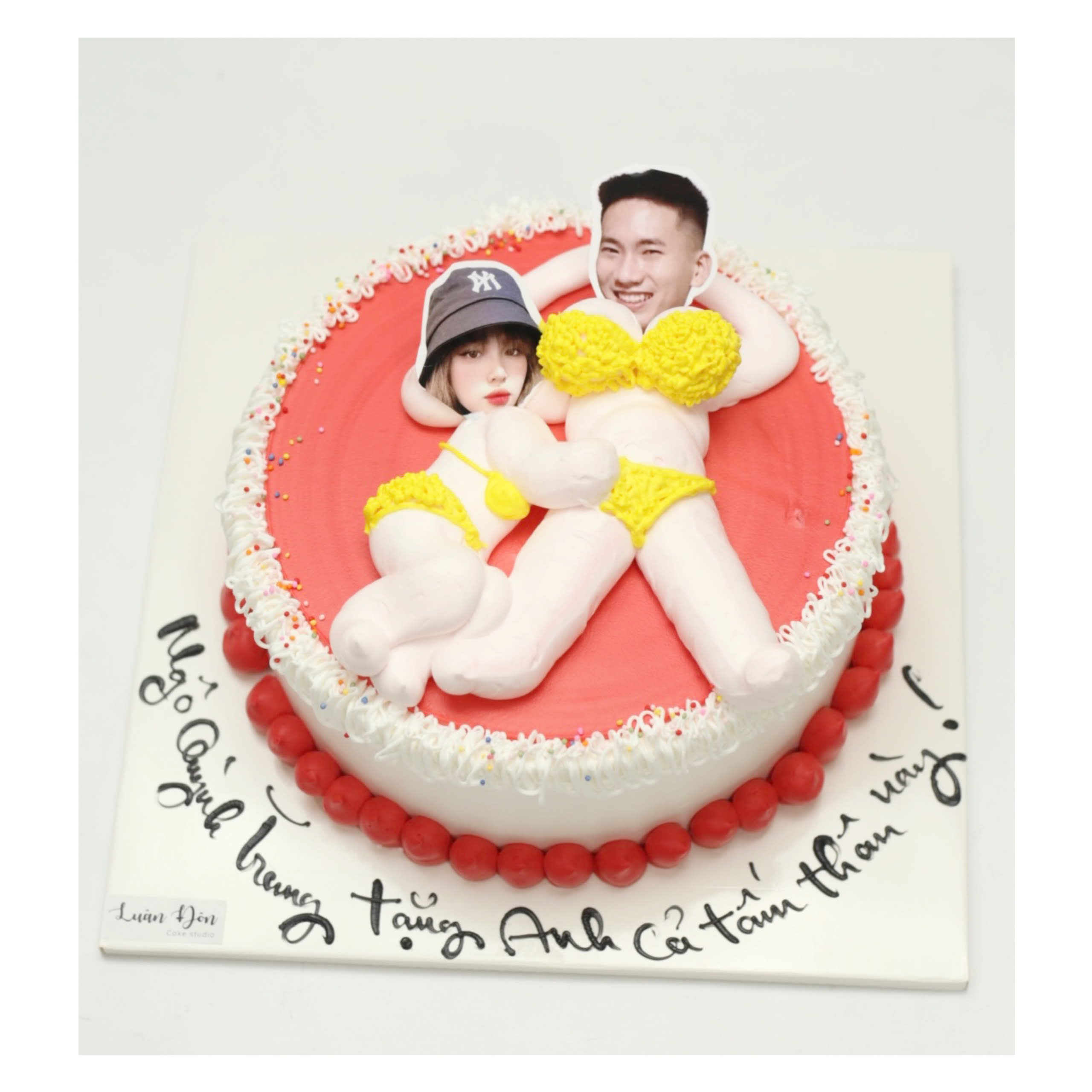 Bánh kem in hình đôi tình nhân hài hước