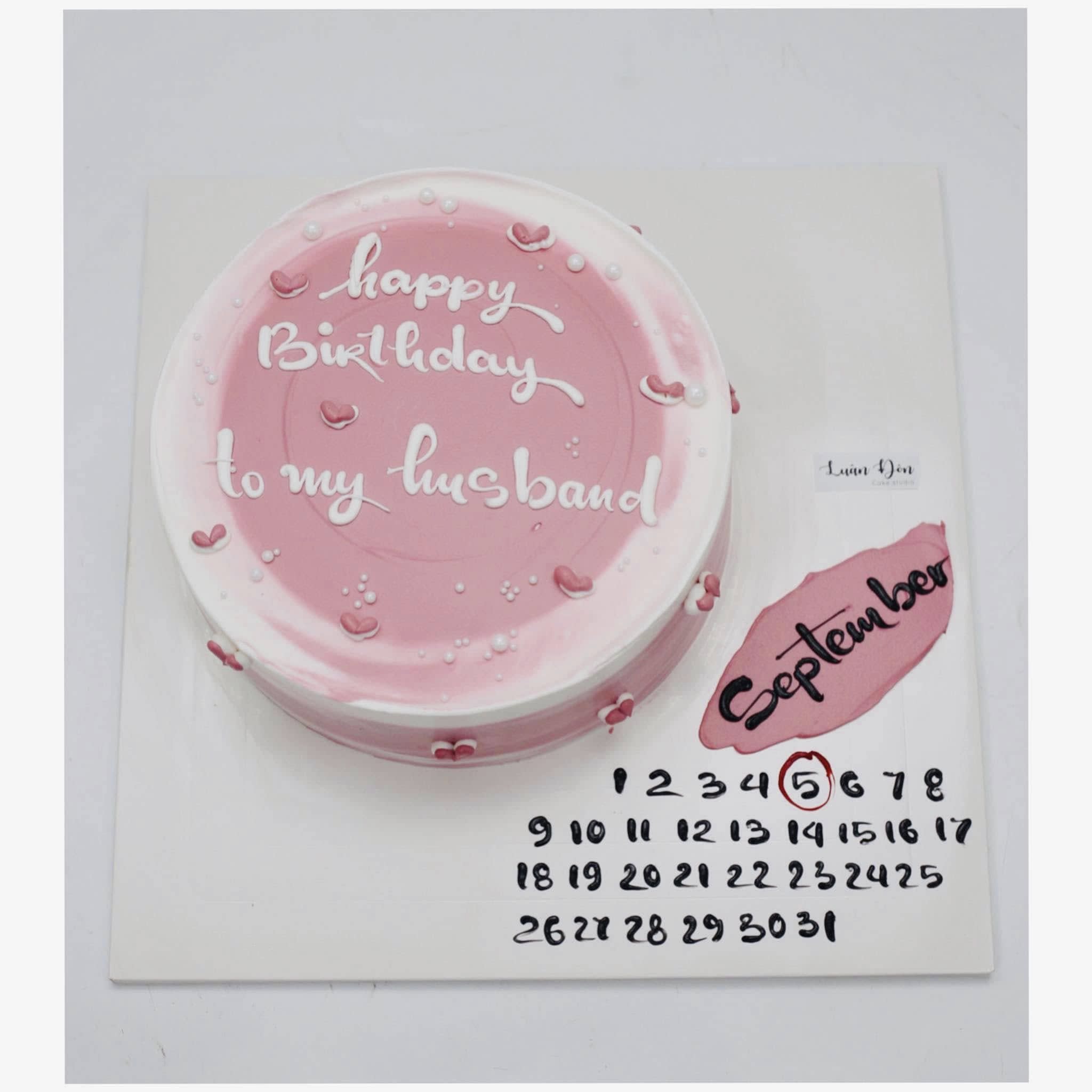 Bánh kem lịch tháng chín hồng pastel