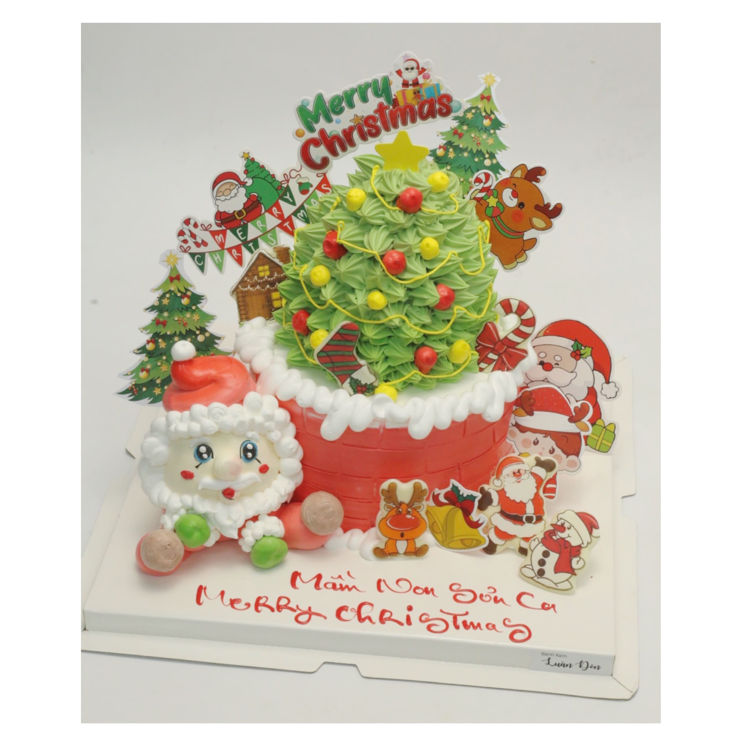 Bánh kem tạo hình lò sưởi và cây thông Noel