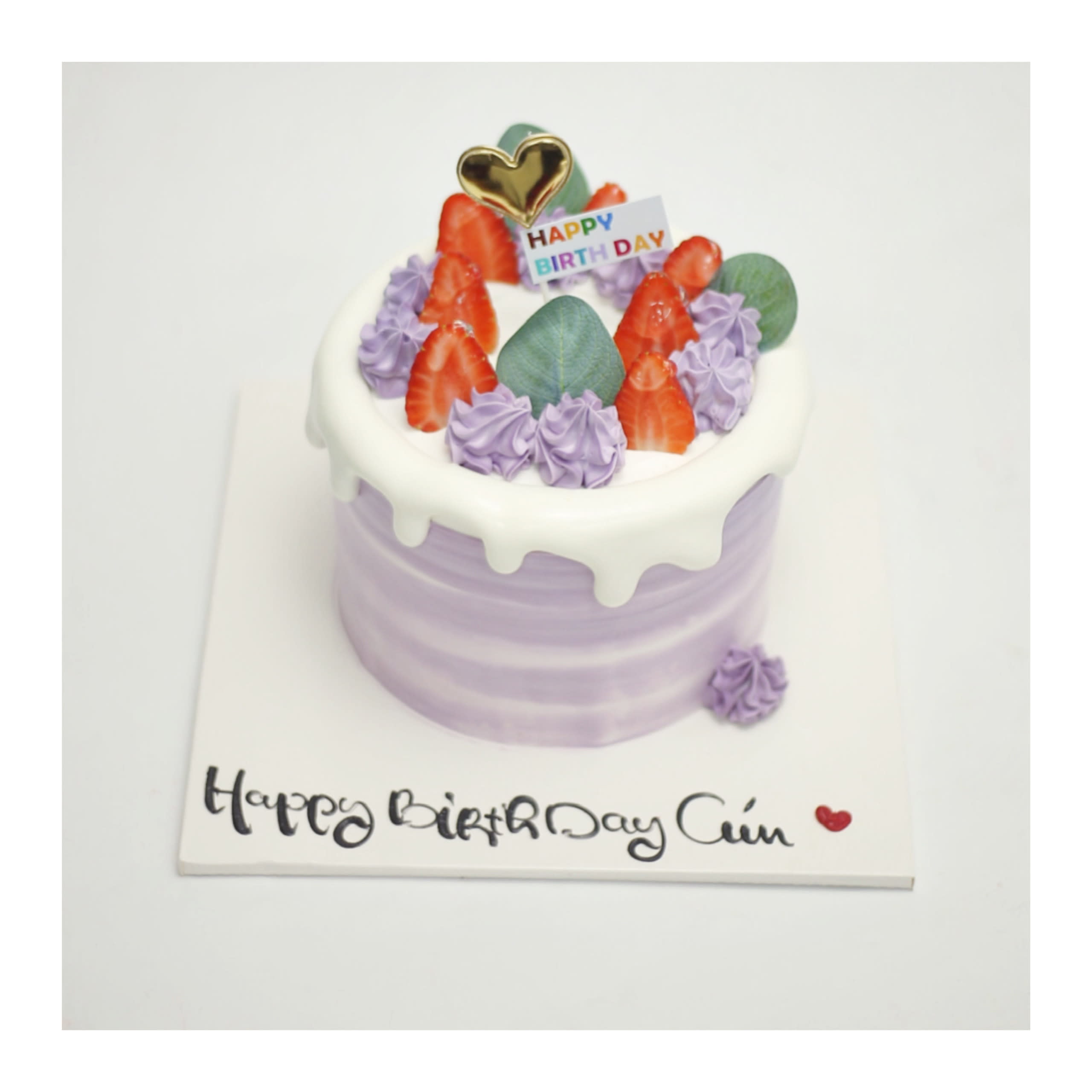 Bánh kem tím pastel trang trí dâu tây tươi