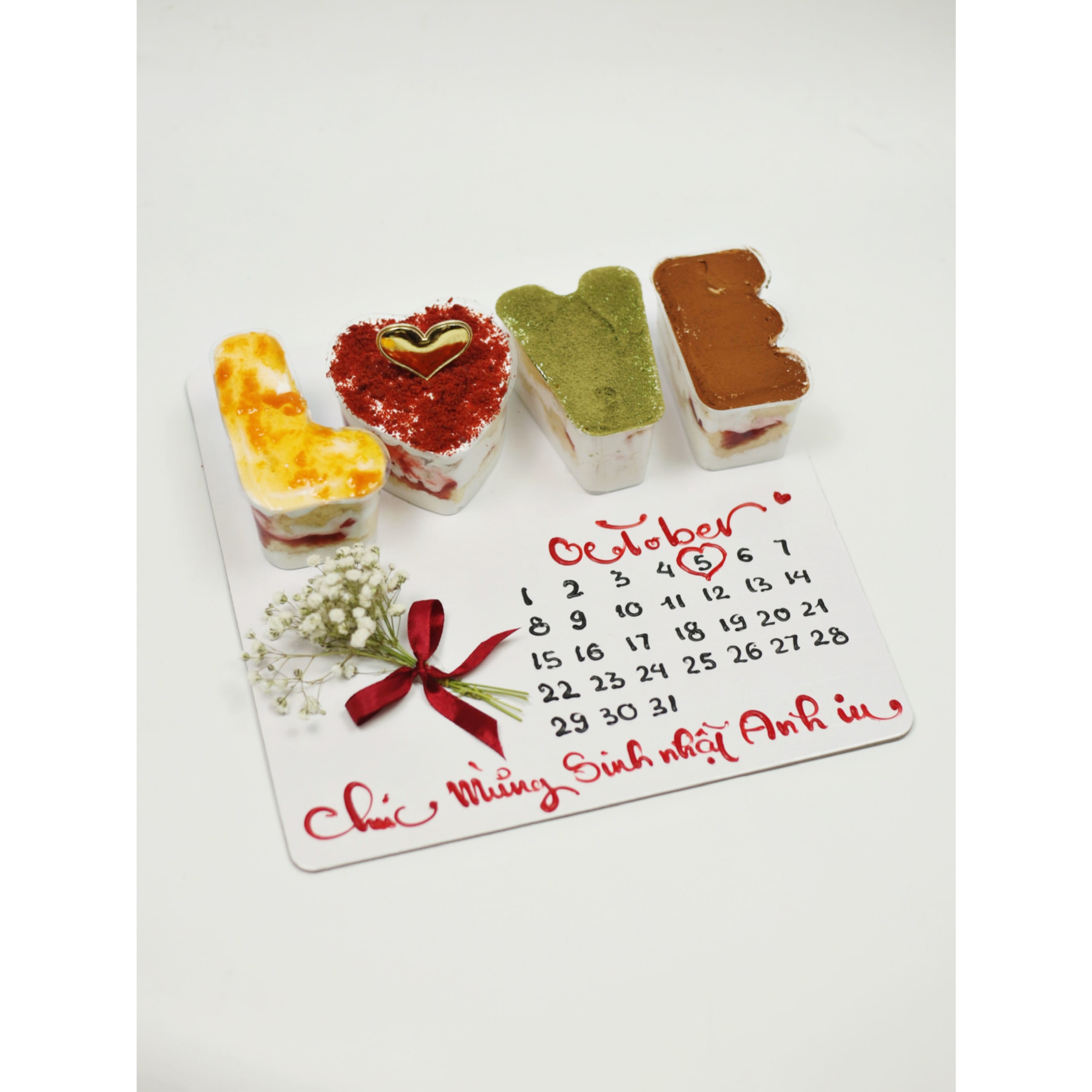 Set bánh LOVE kết hợp lịch ngày kỷ niệm