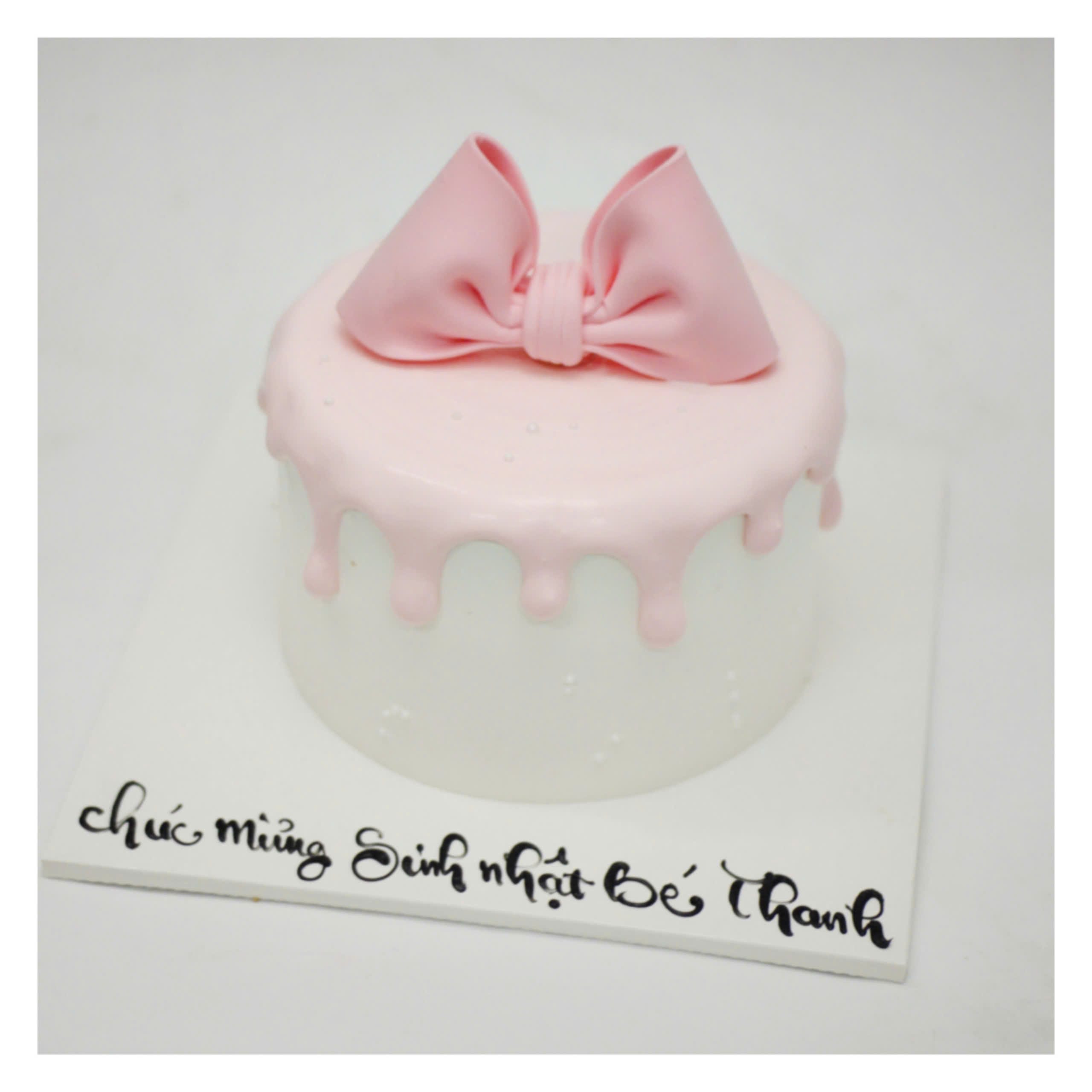 Bánh kem hồng pastel thắt nơ tiểu thư