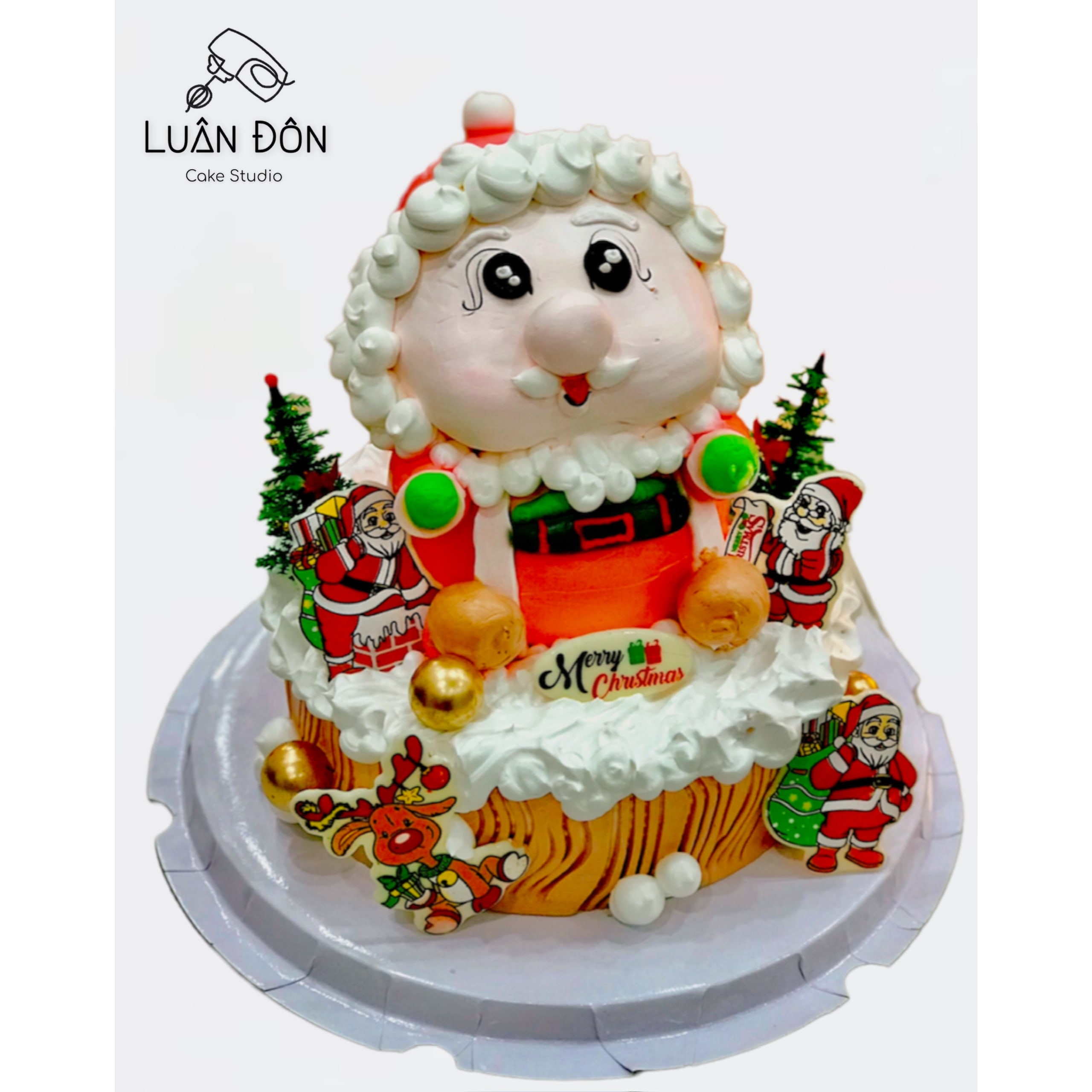 Bánh kem ông già Noel trên khúc cây rực rỡ