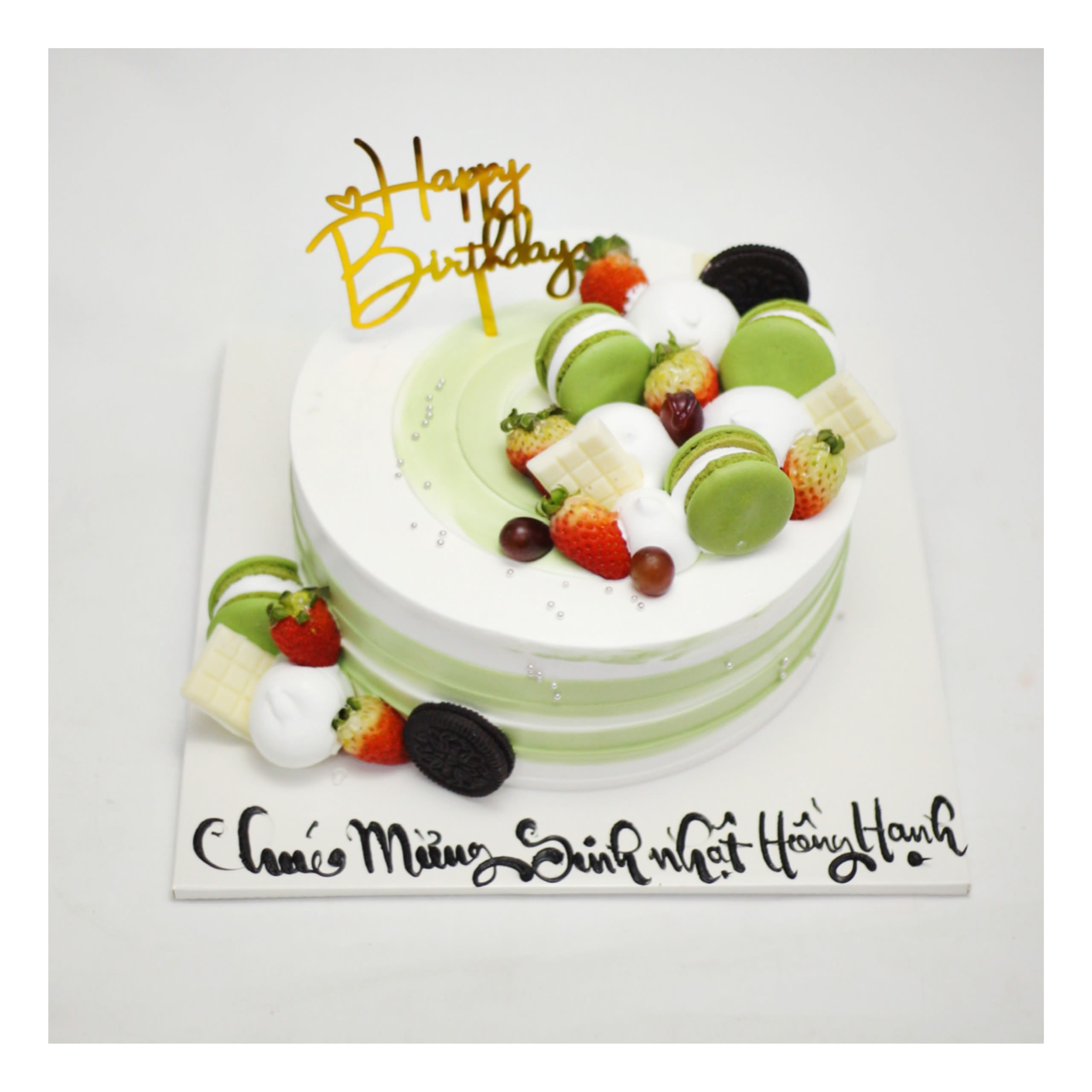 Bánh kem decor macaron và dâu tươi xanh mát