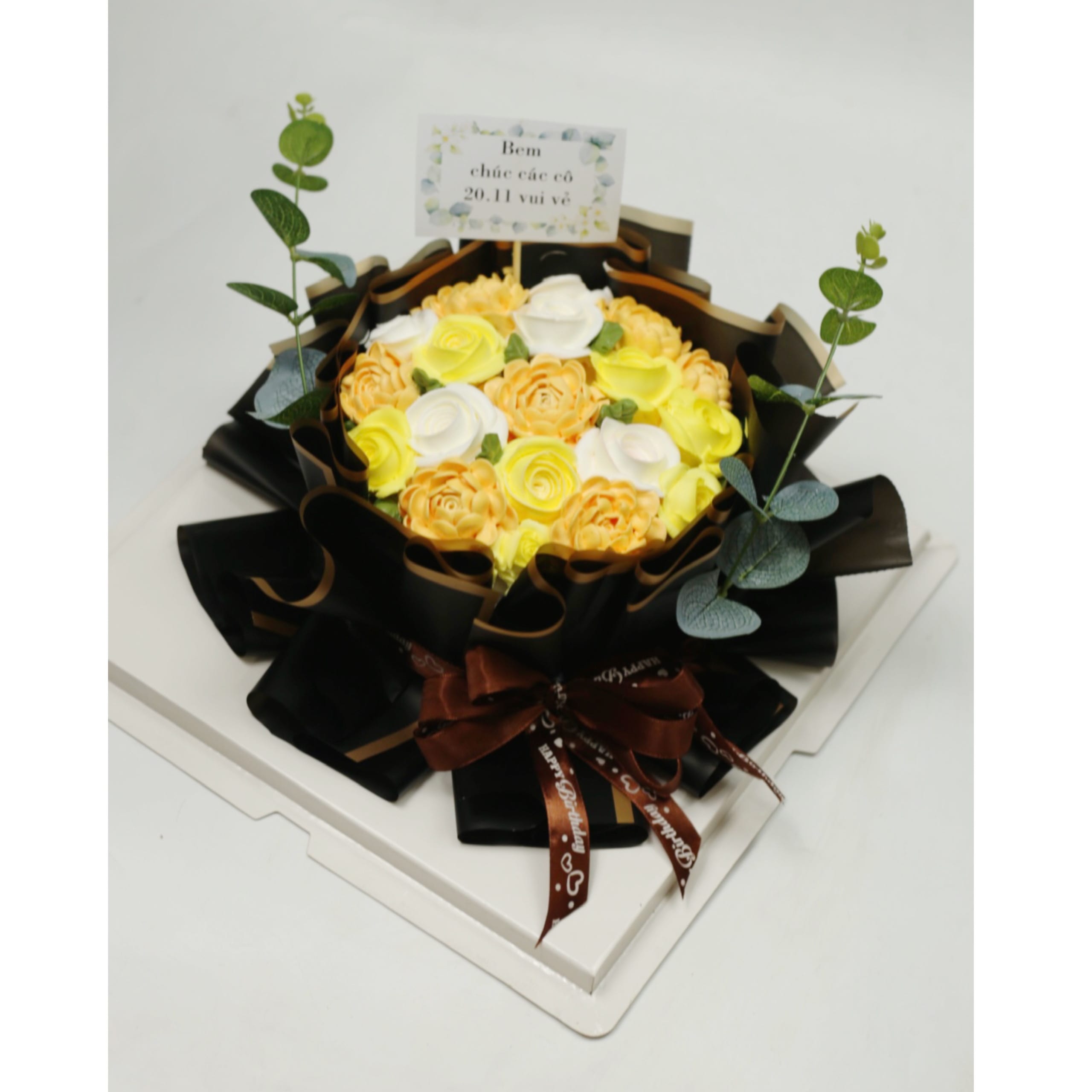 Bó hoa bánh kem tông vàng đen sang trọng