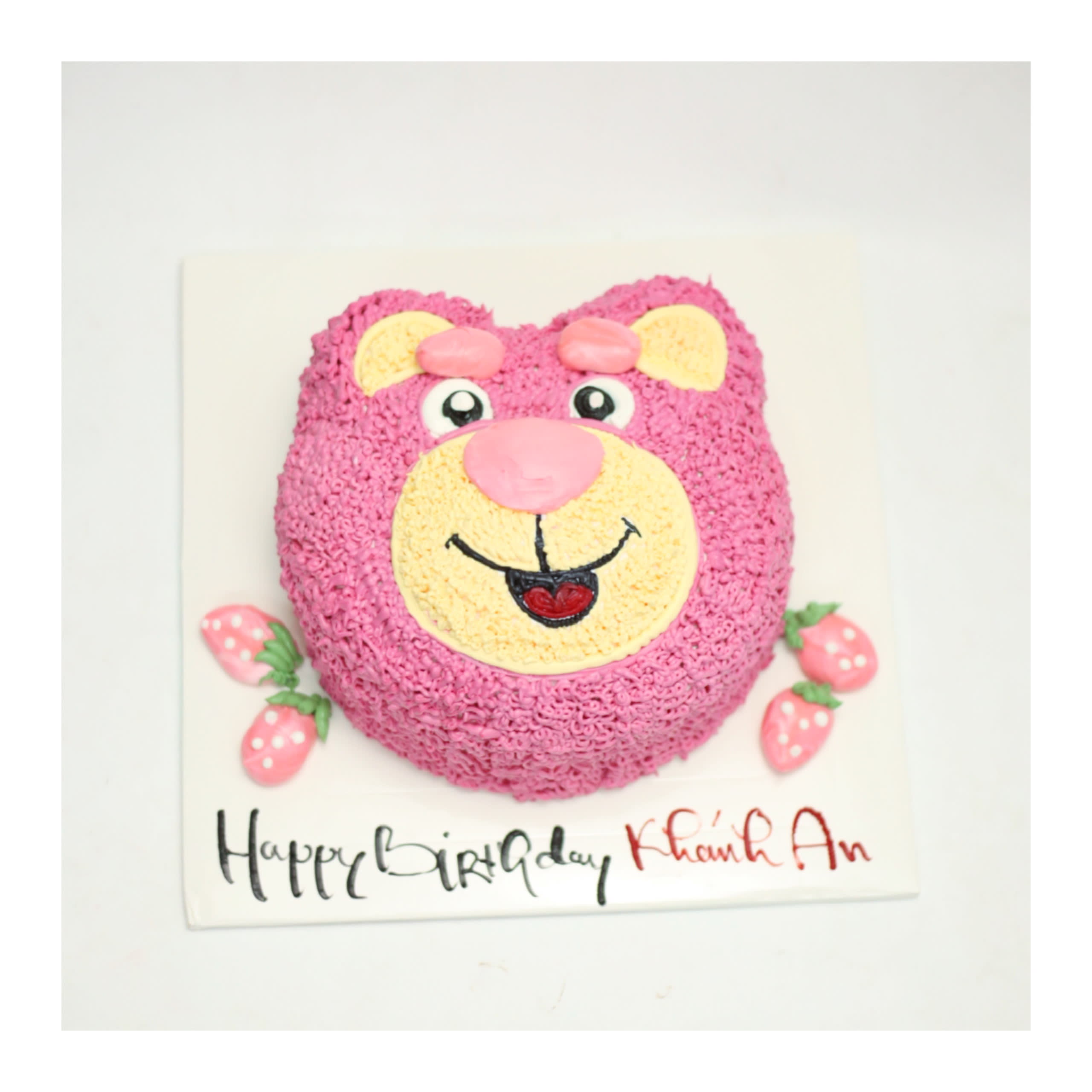 Bánh kem gấu dâu Lotso màu hồng rực rỡ