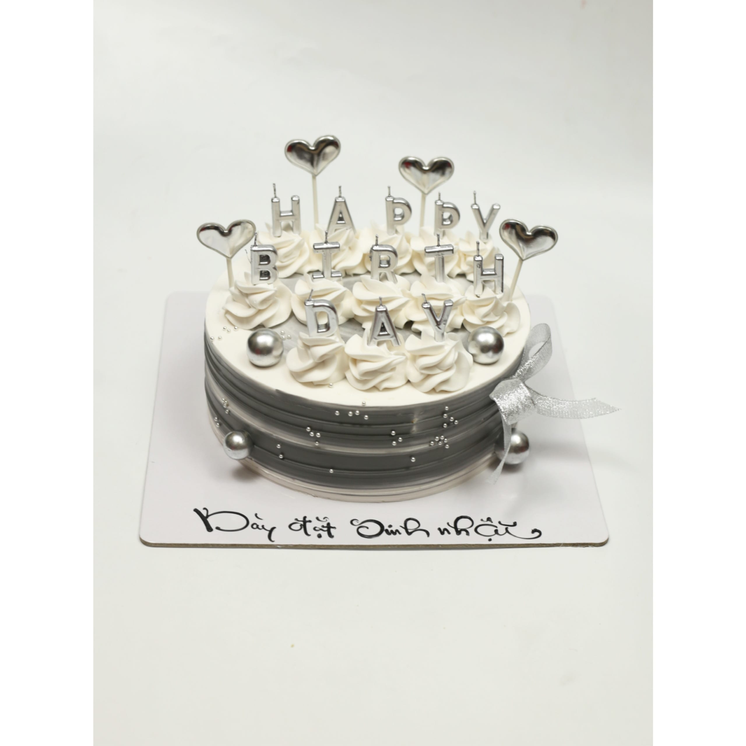 Bánh kem xám nhũ bạc nến chữ Happy Birthday