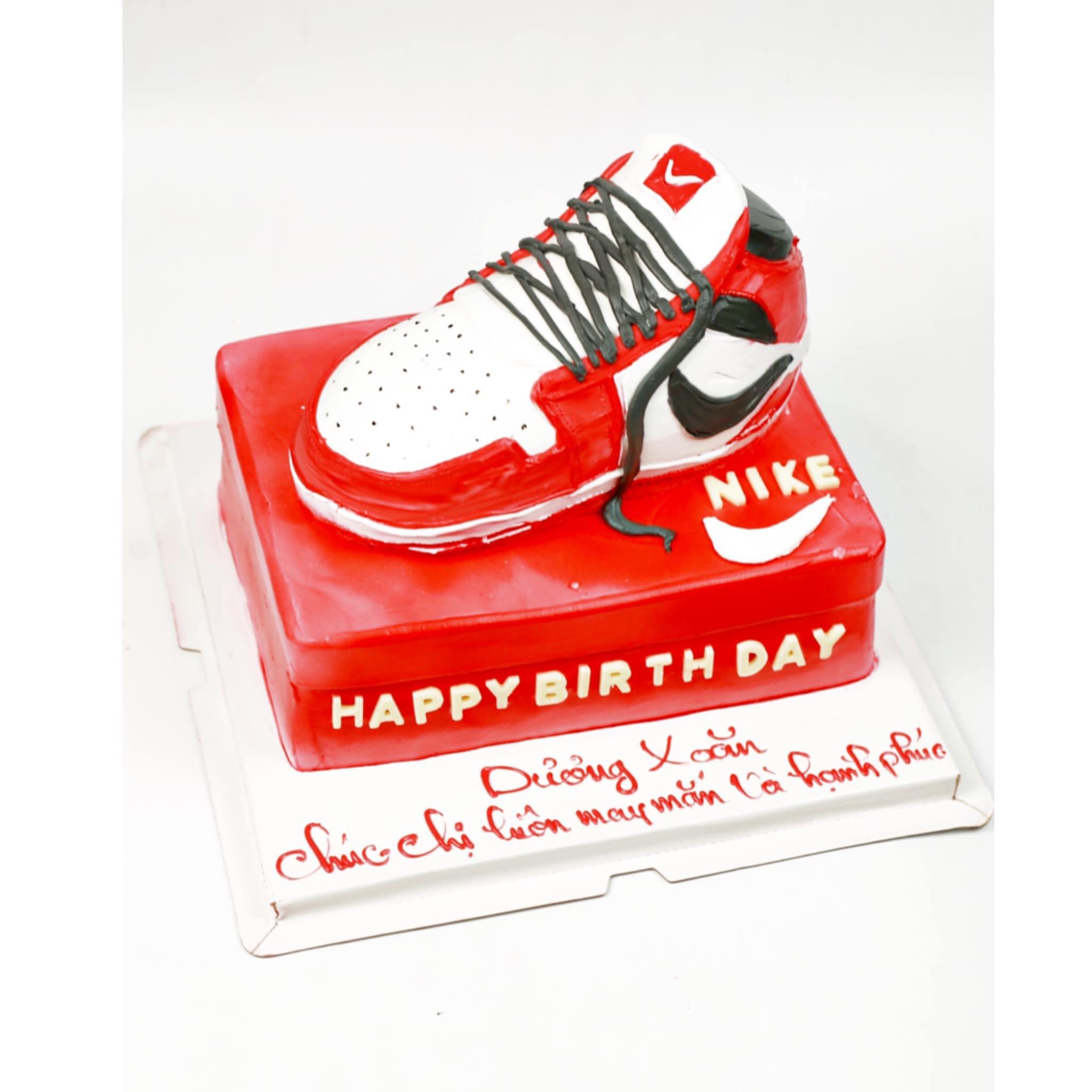Bánh kem tạo hình giày Nike đỏ trắng