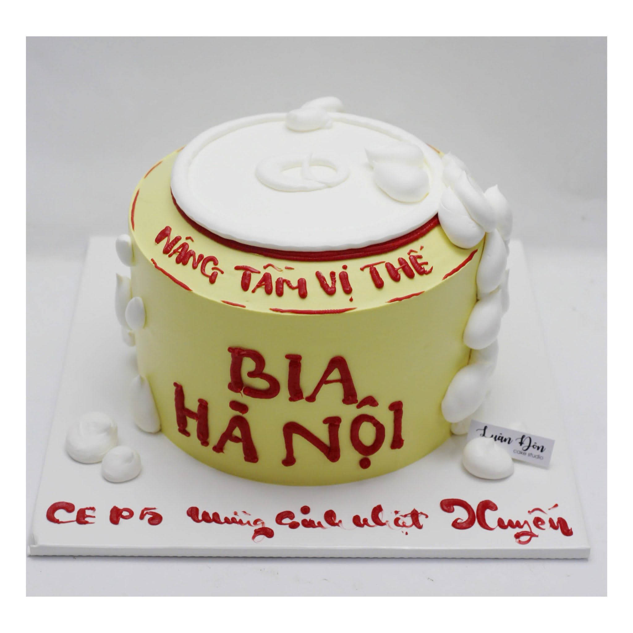 Bánh kem tạo hình lon bia Hà Nội