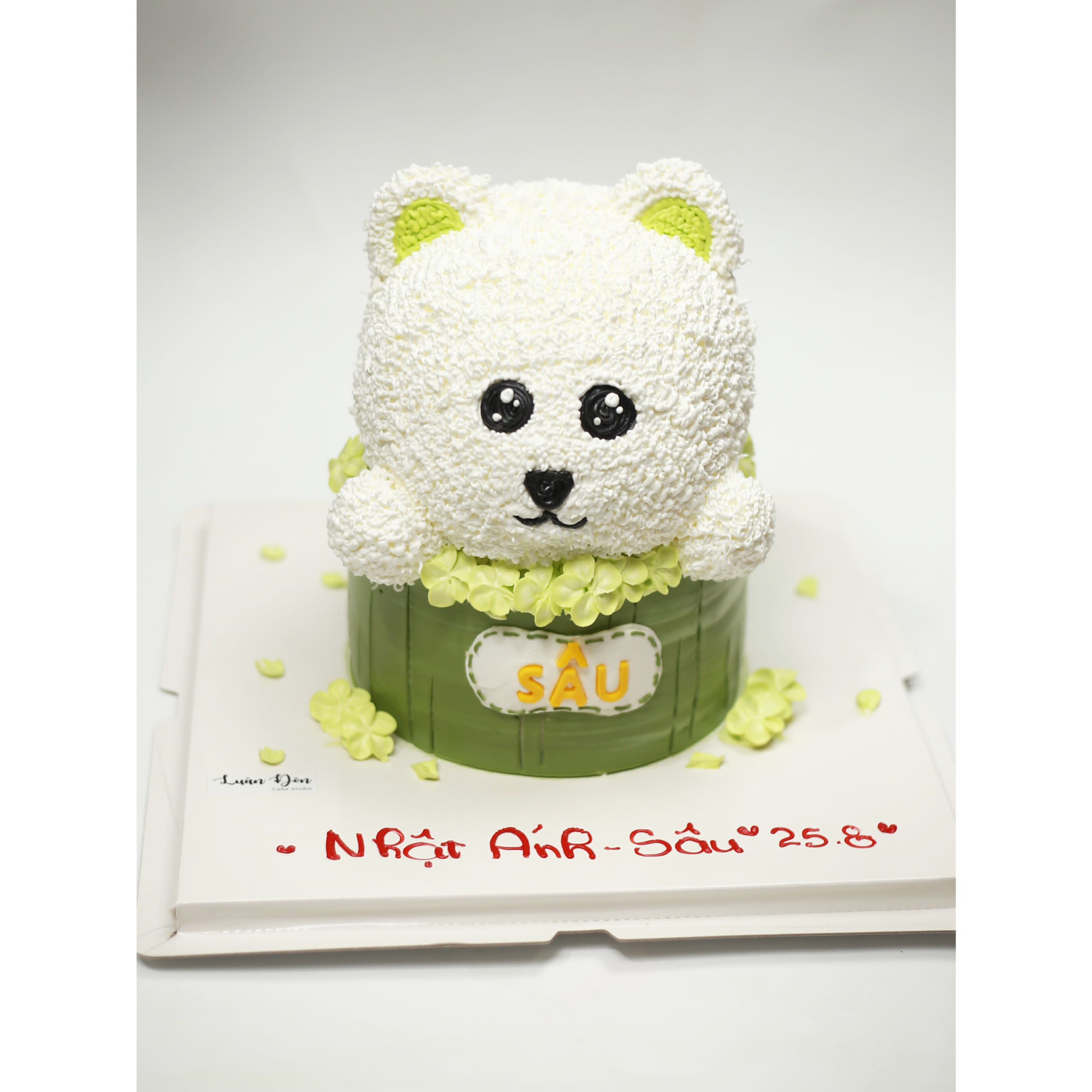 Bánh kem tạo hình gấu trắng trong bồn tắm