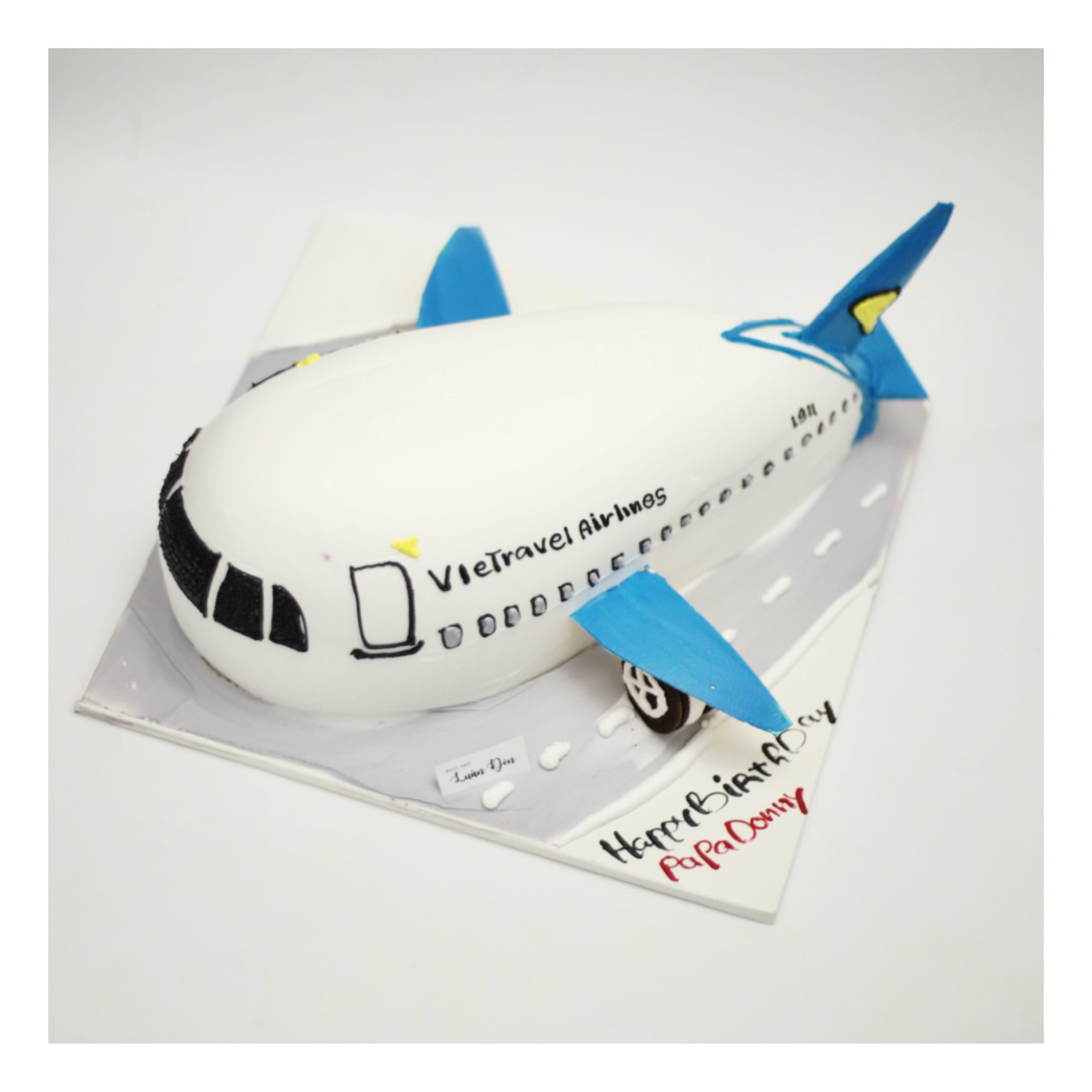Bánh kem hình máy bay Vietravel Airlines độc đáo