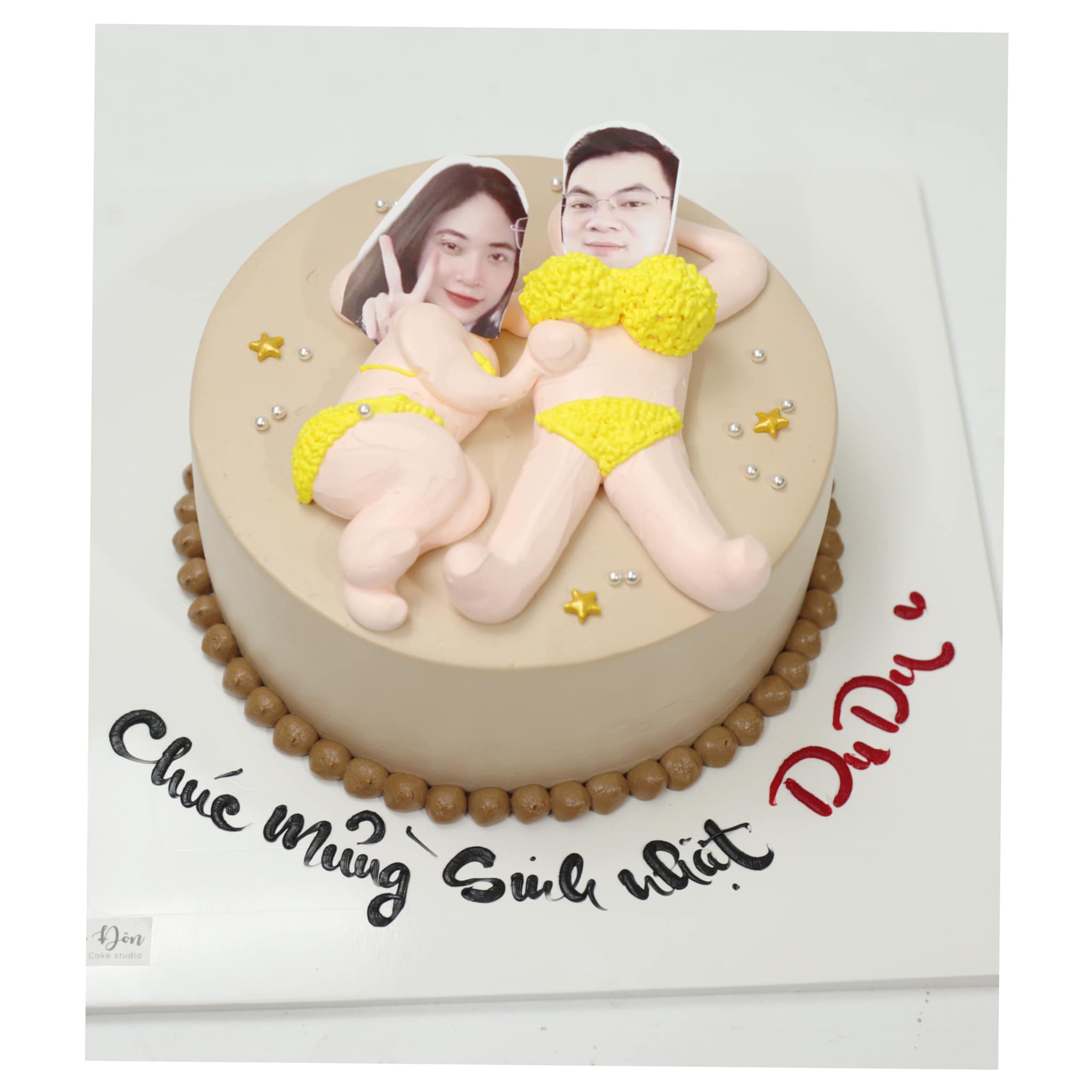 Bánh kem 18+ bikini vàng ngộ nghĩnh
