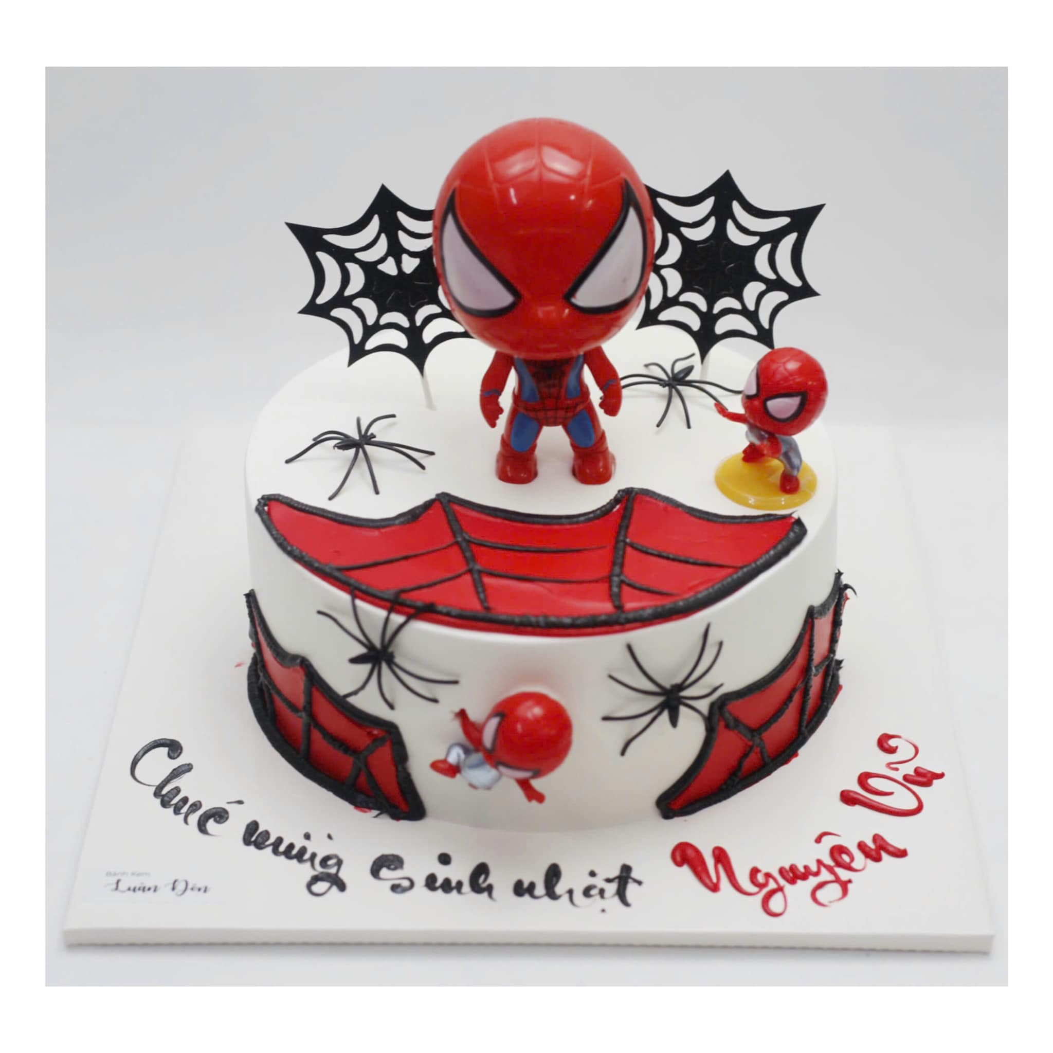 Bánh kem Spider-Man và mạng nhện đỏ đen