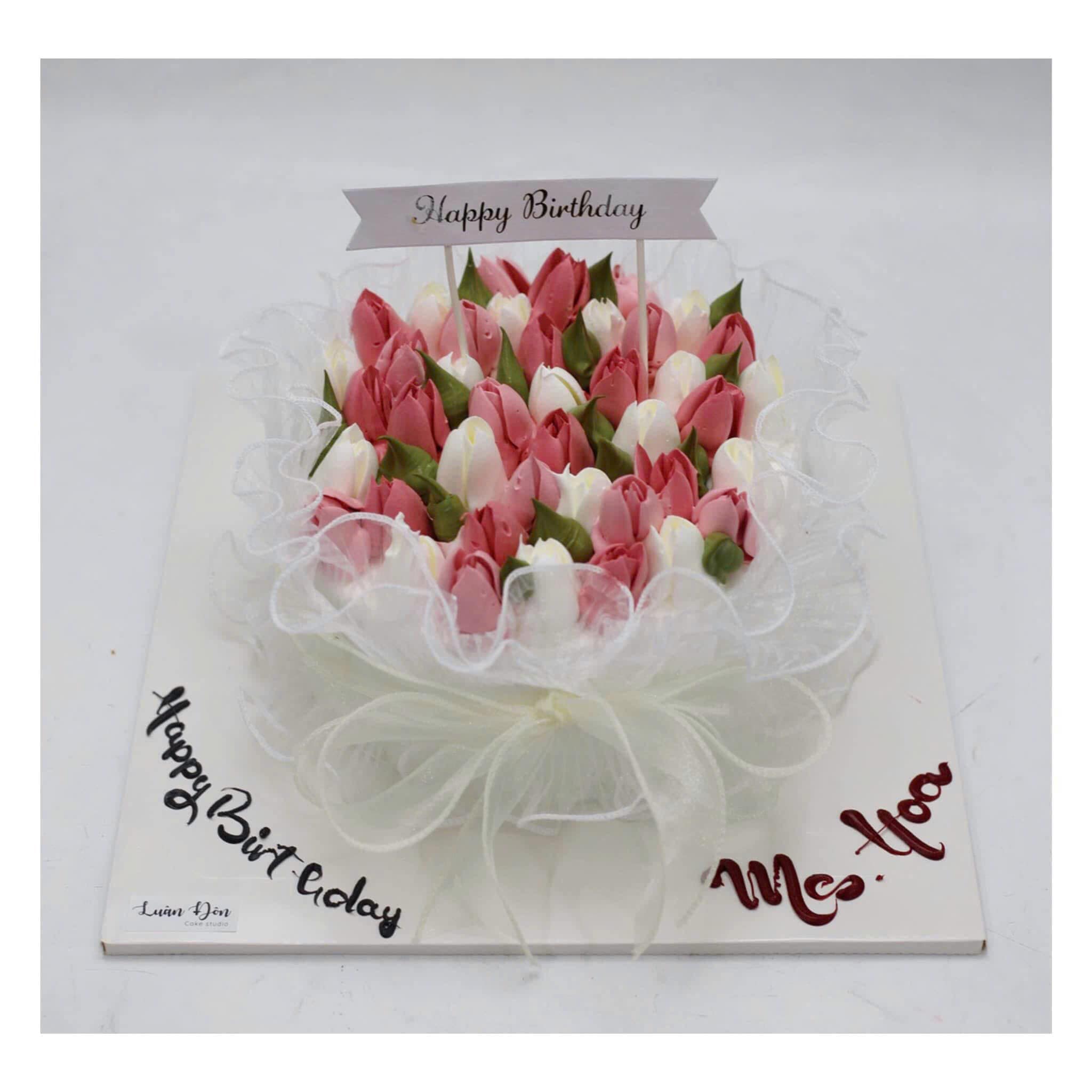 Bánh kem bó hoa Tulip hồng trắng tinh khôi