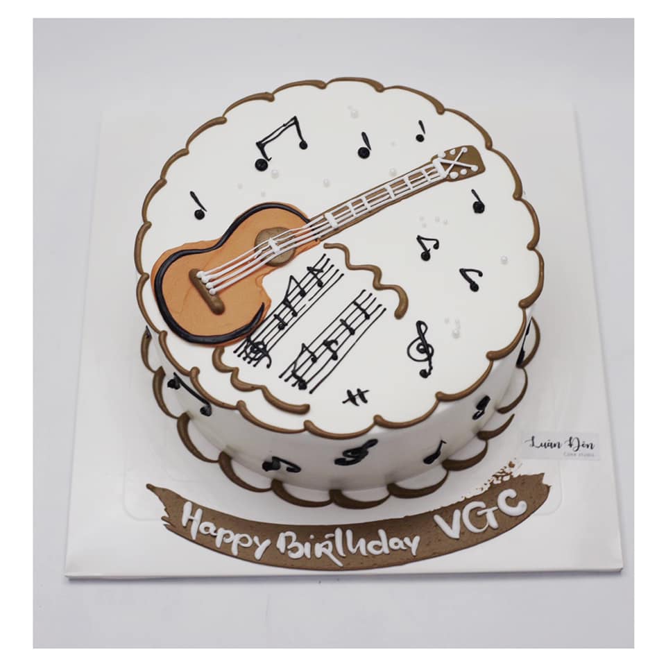 Bánh kem đàn guitar và nốt nhạc