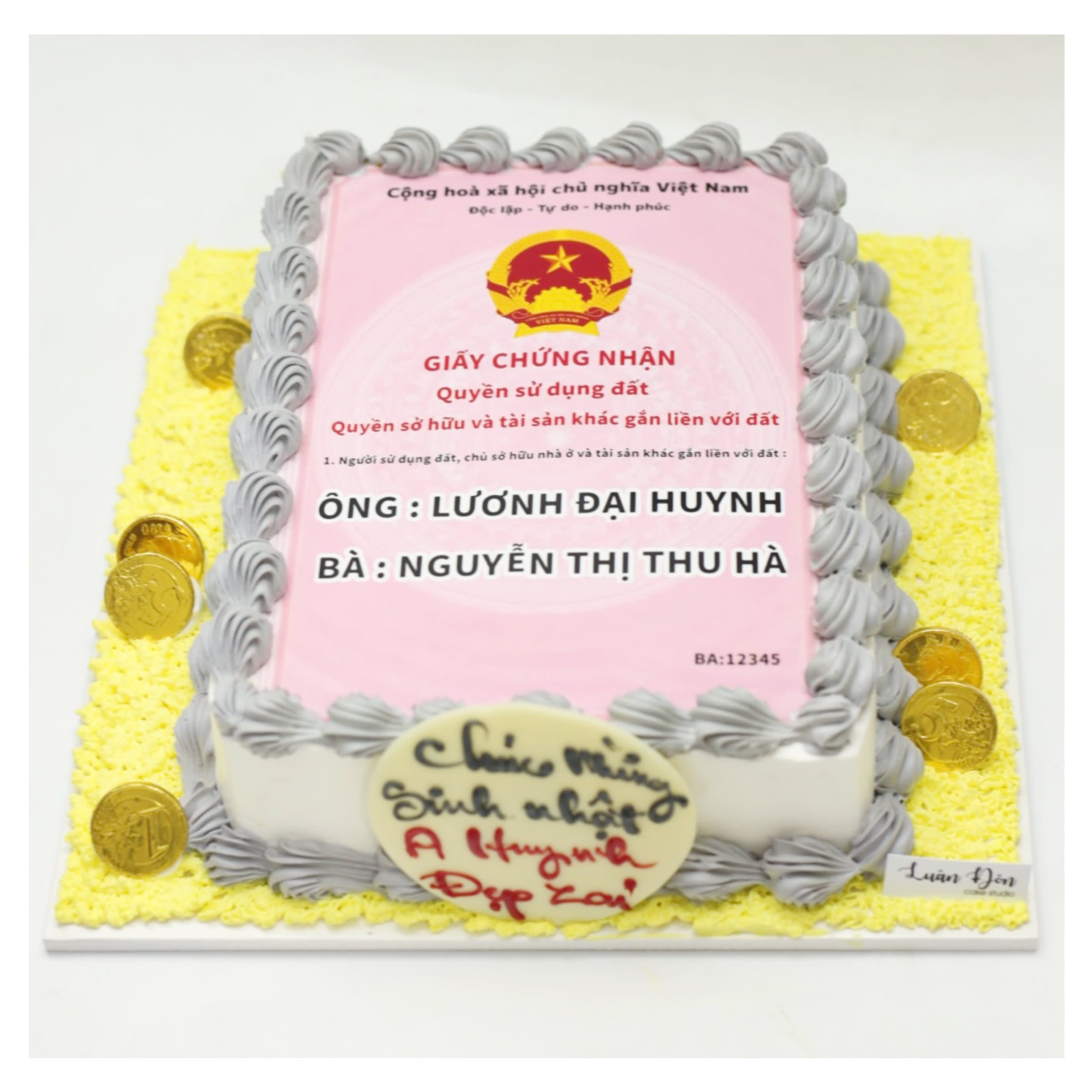 Bánh kem hình sổ đỏ ấn tượng độc lạ