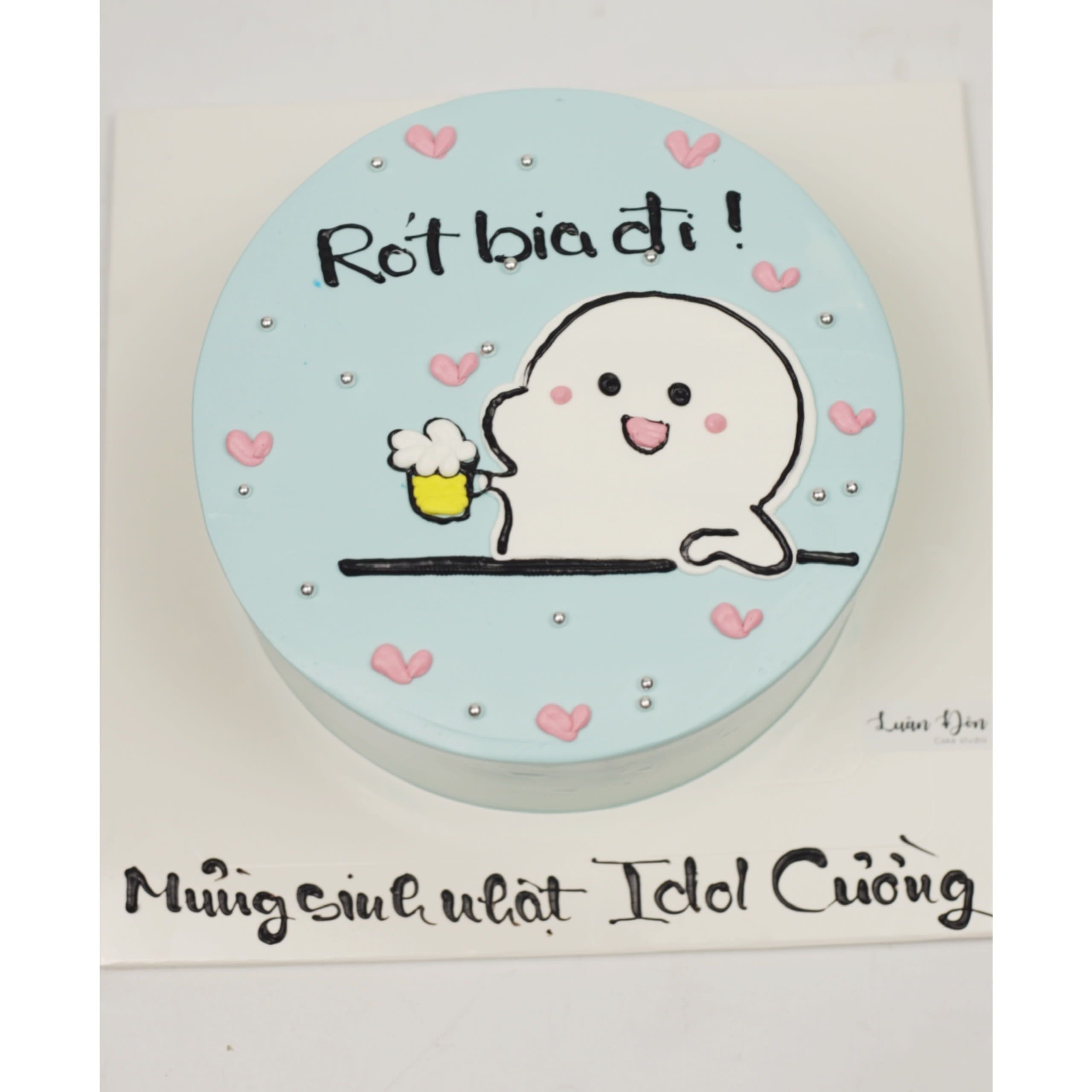 Bánh kem tông xanh vẽ hình idol uống bia