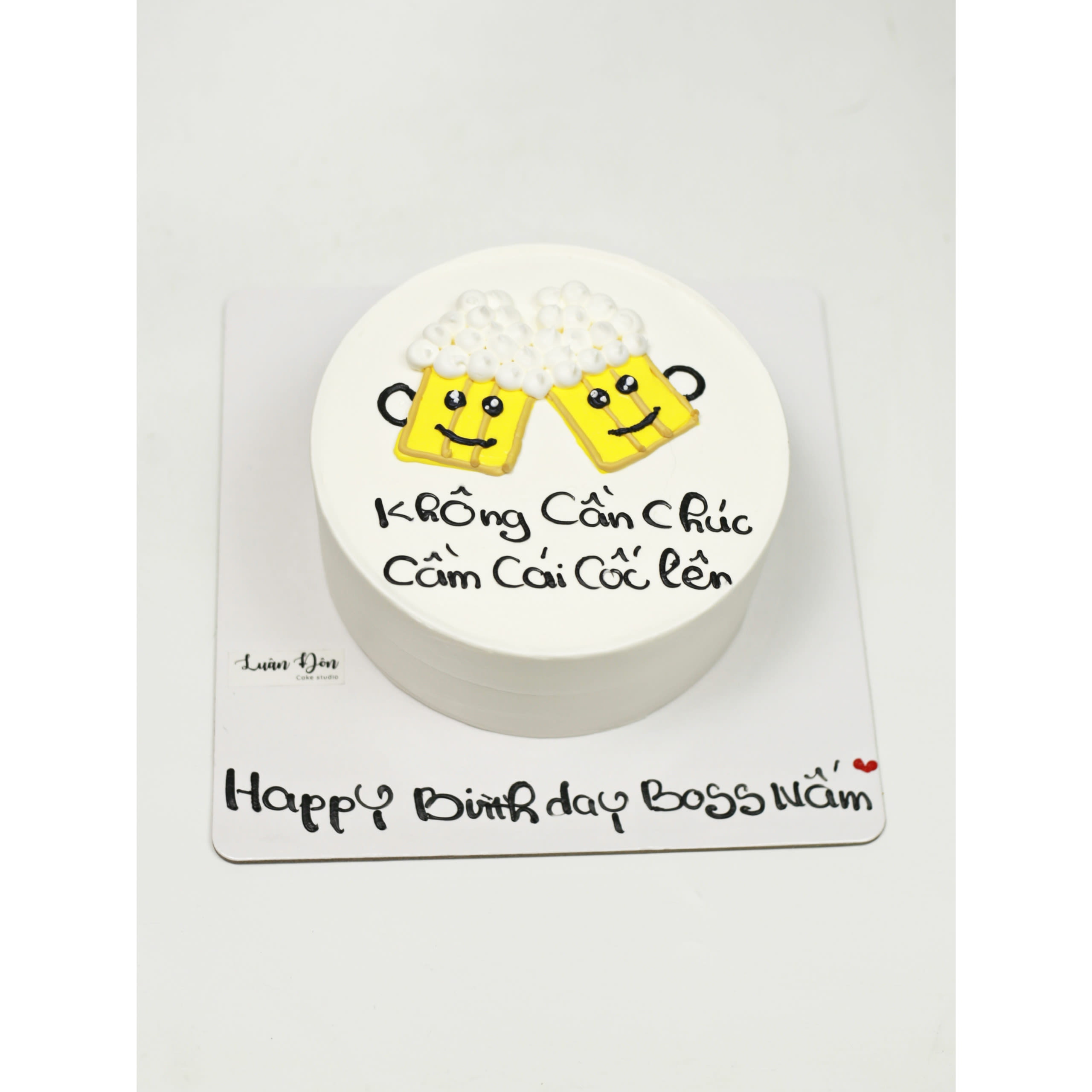 Bánh kem vẽ hai cốc bia tươi