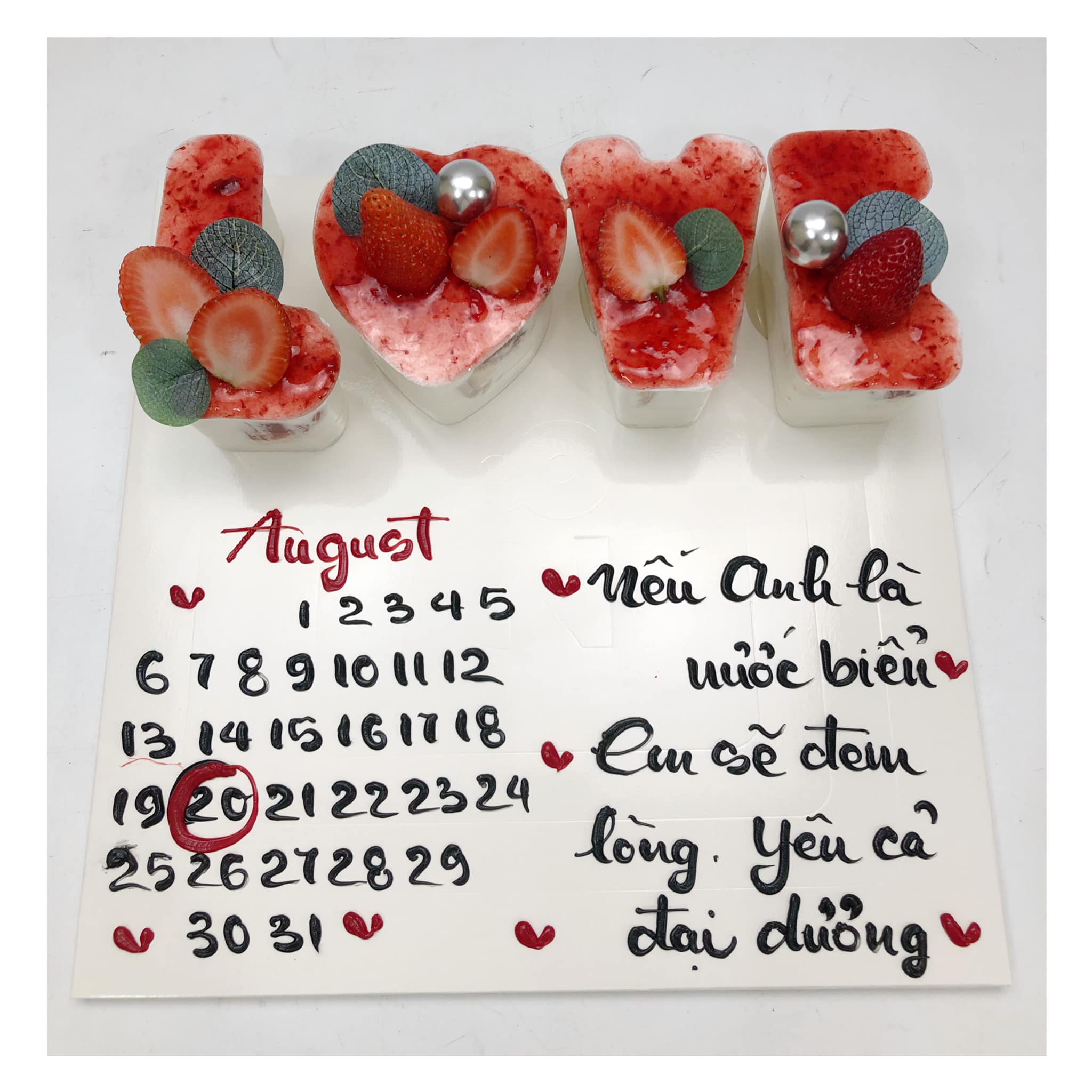 Bánh kem tạo hình chữ LOVE dâu tây tươi