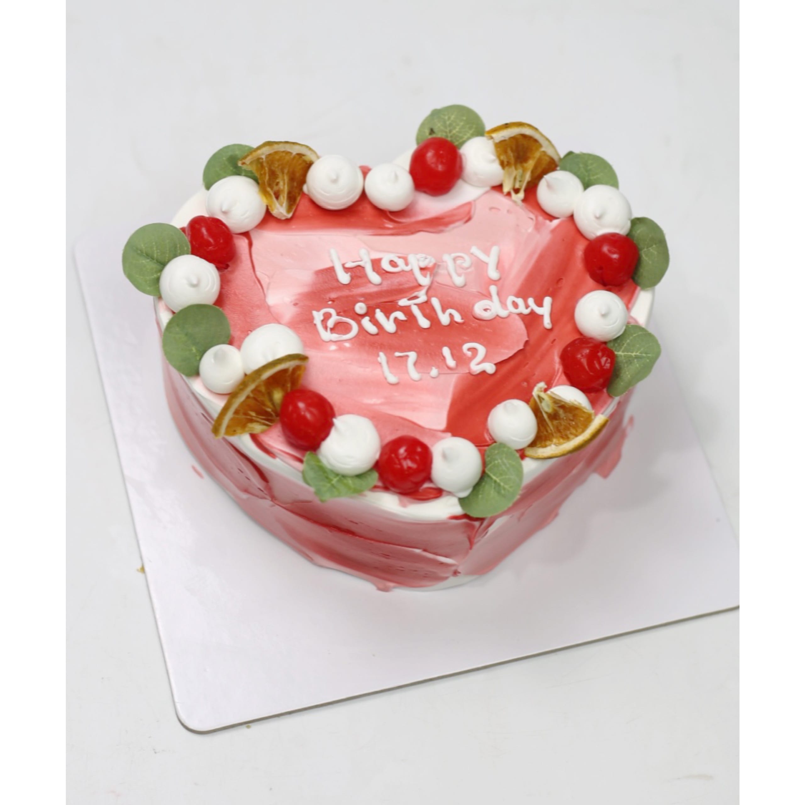 Bánh kem trái tim trang trí cherry đỏ