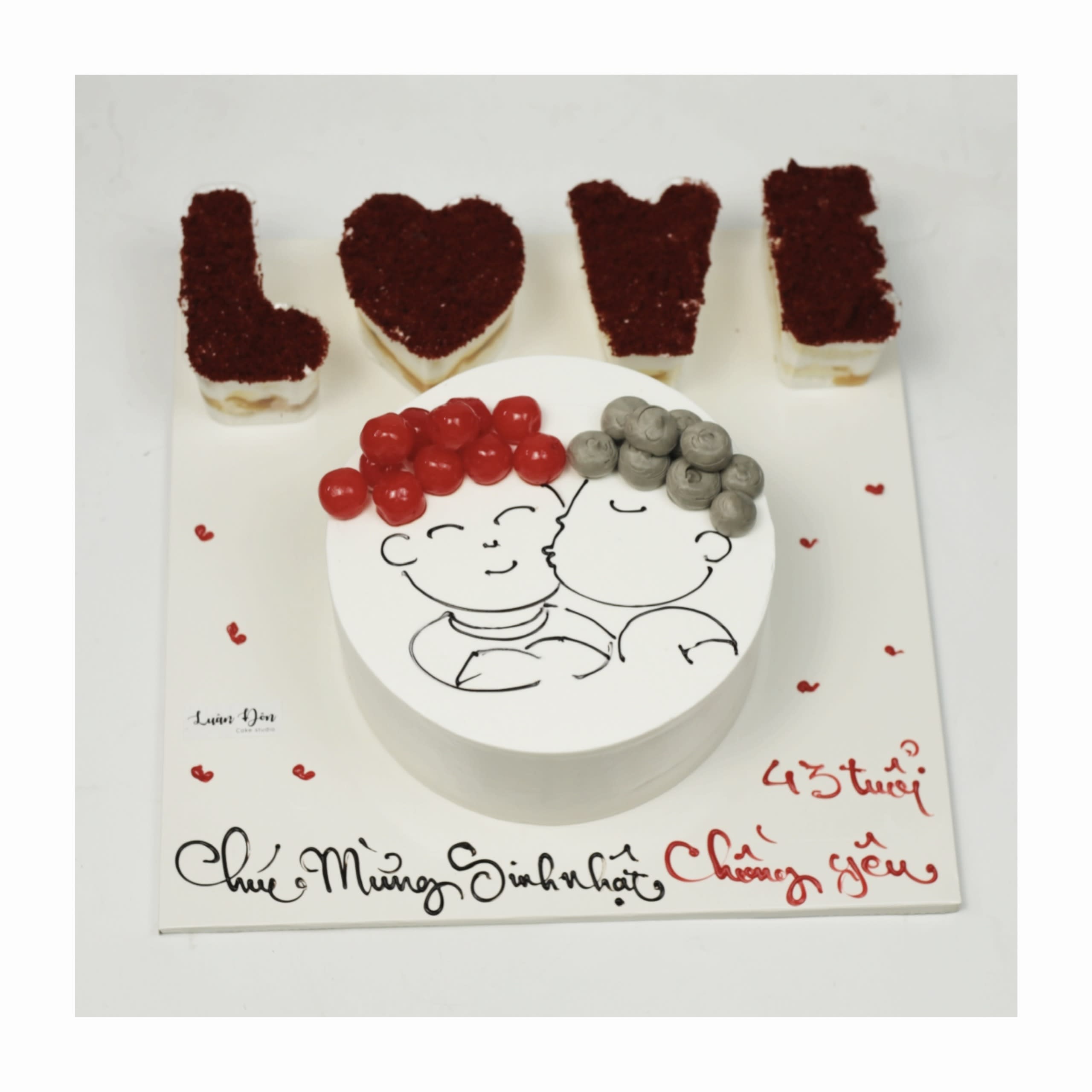 Bánh kem trái tim vẽ hình cặp đôi chibi