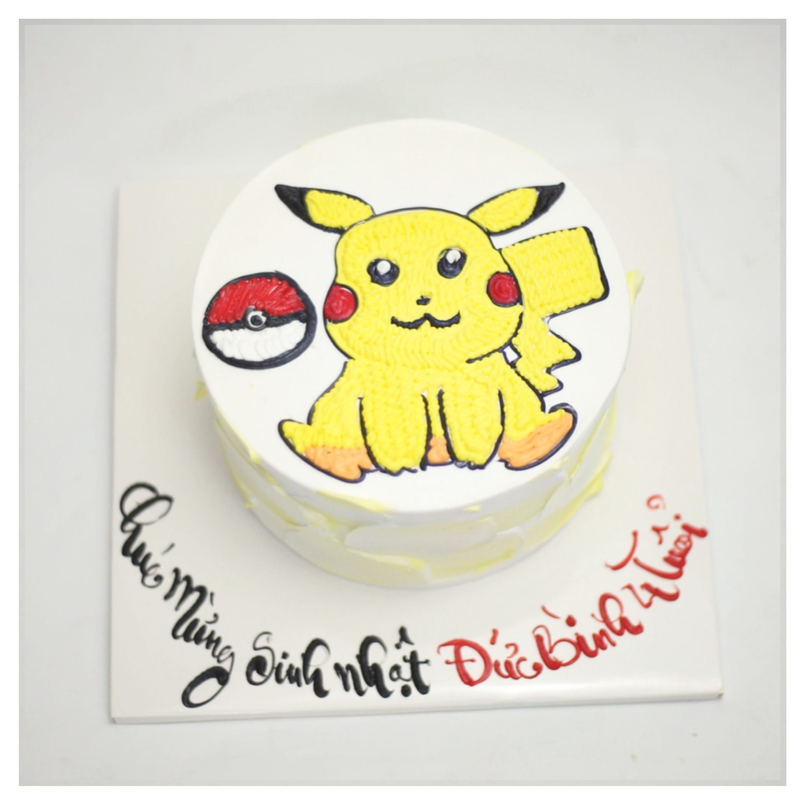 Bánh kem vẽ hình Pikachu và quả cầu Pokeball