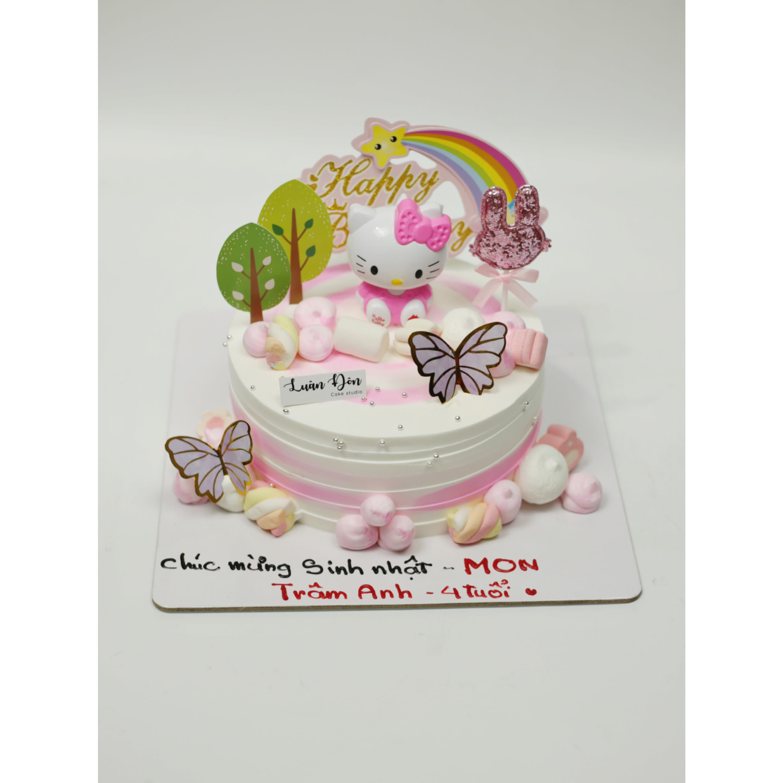 Bánh kem Hello Kitty và cầu vồng cho bé