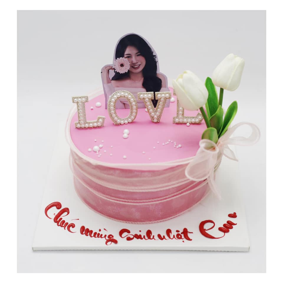 Bánh kem tone hồng in hình Love lãng mạn