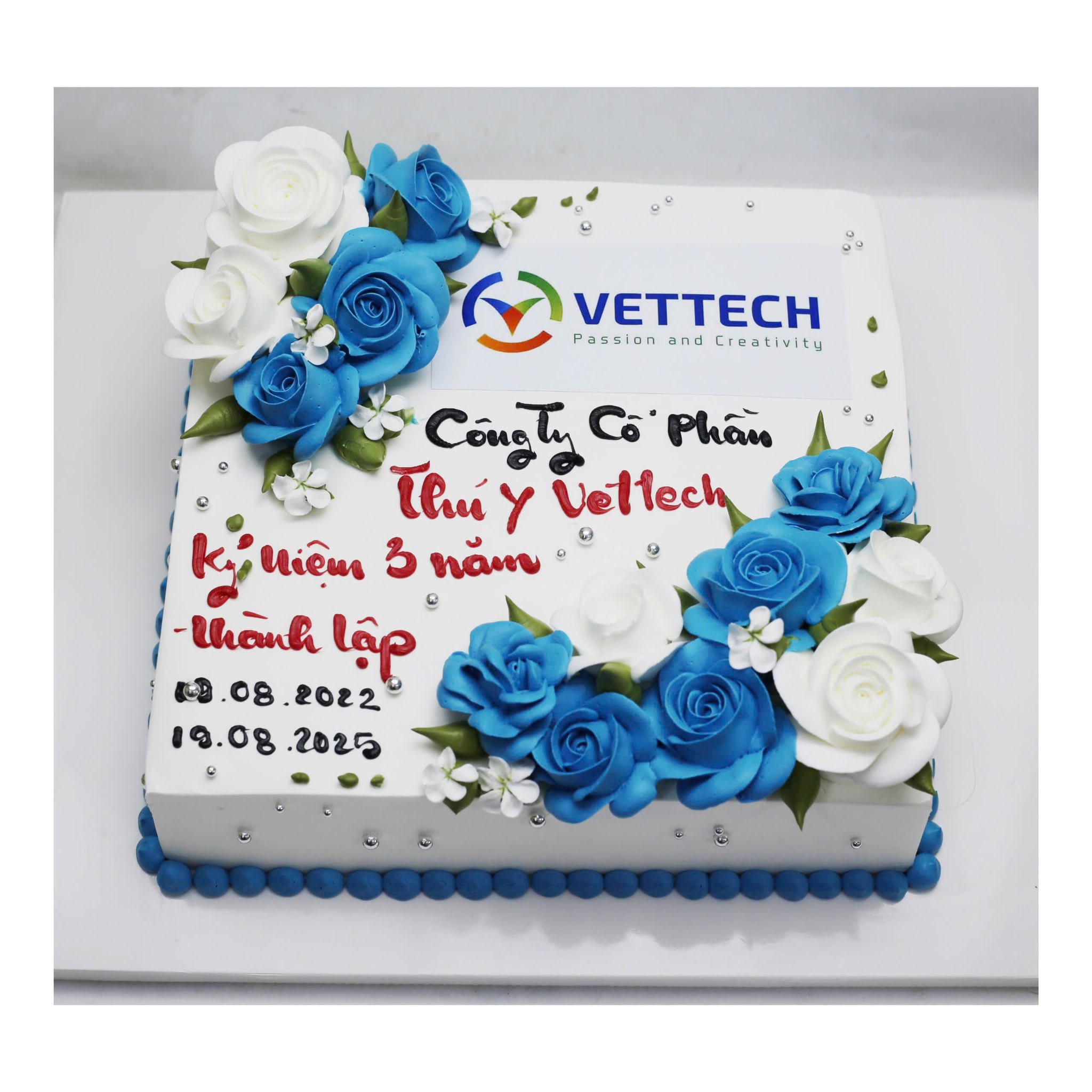 Bánh kem kỷ niệm công ty Vettech