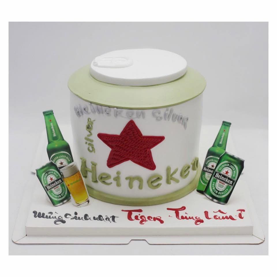 Bánh kem hình lon bia Heineken khổng lồ