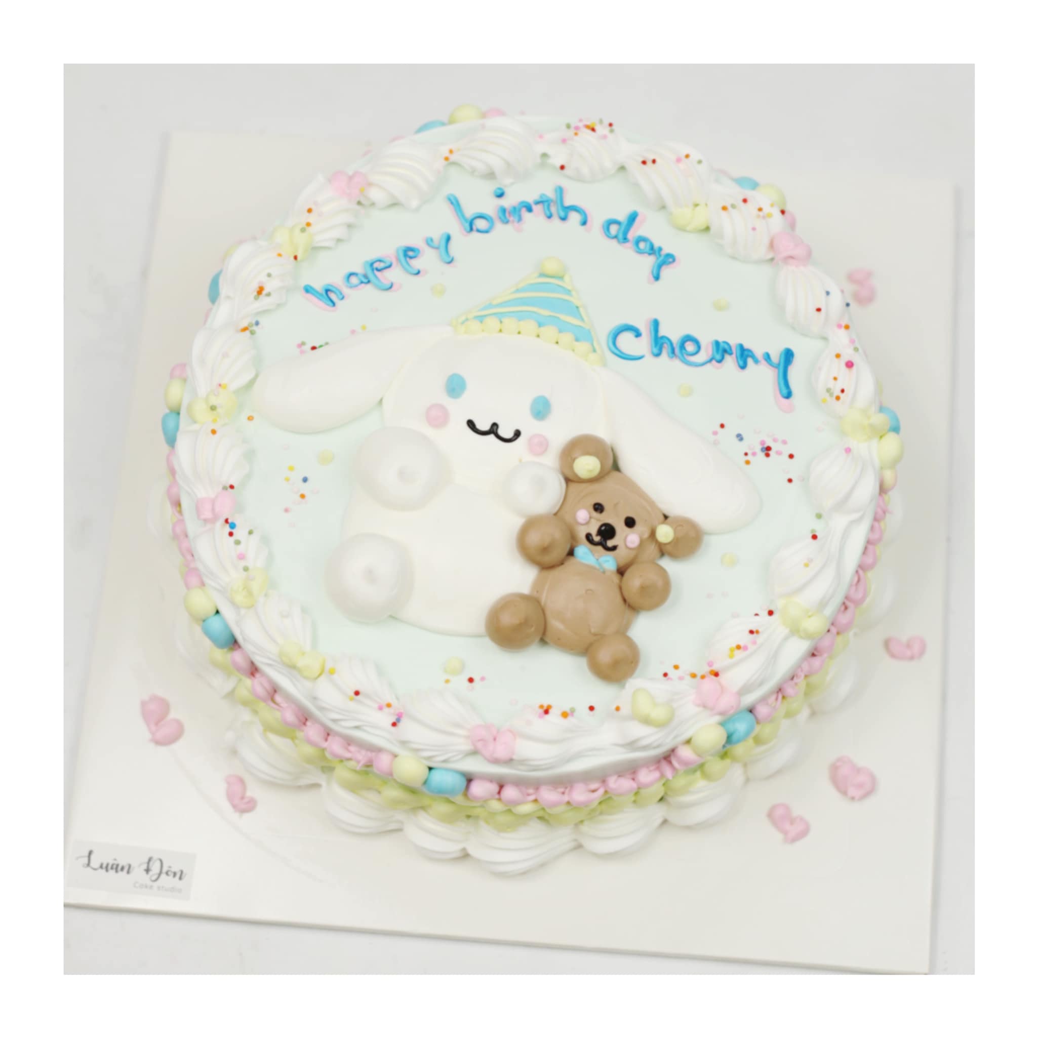 Bánh kem Cinnamoroll và gấu nhỏ dễ thương