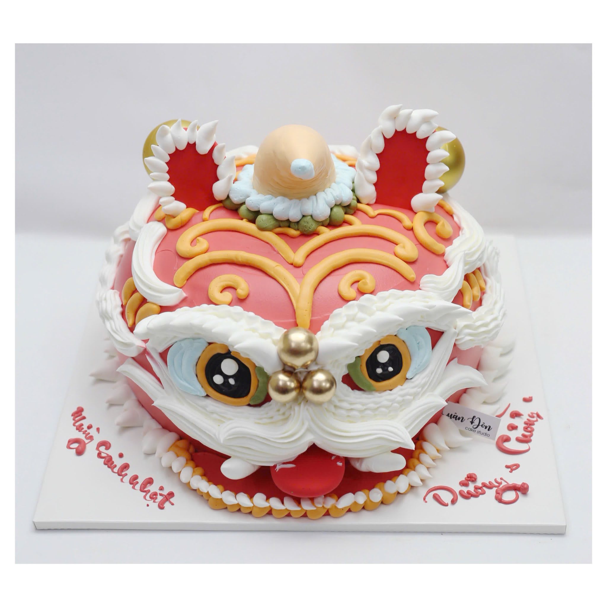 Bánh kem tạo hình đầu lân rực rỡ
