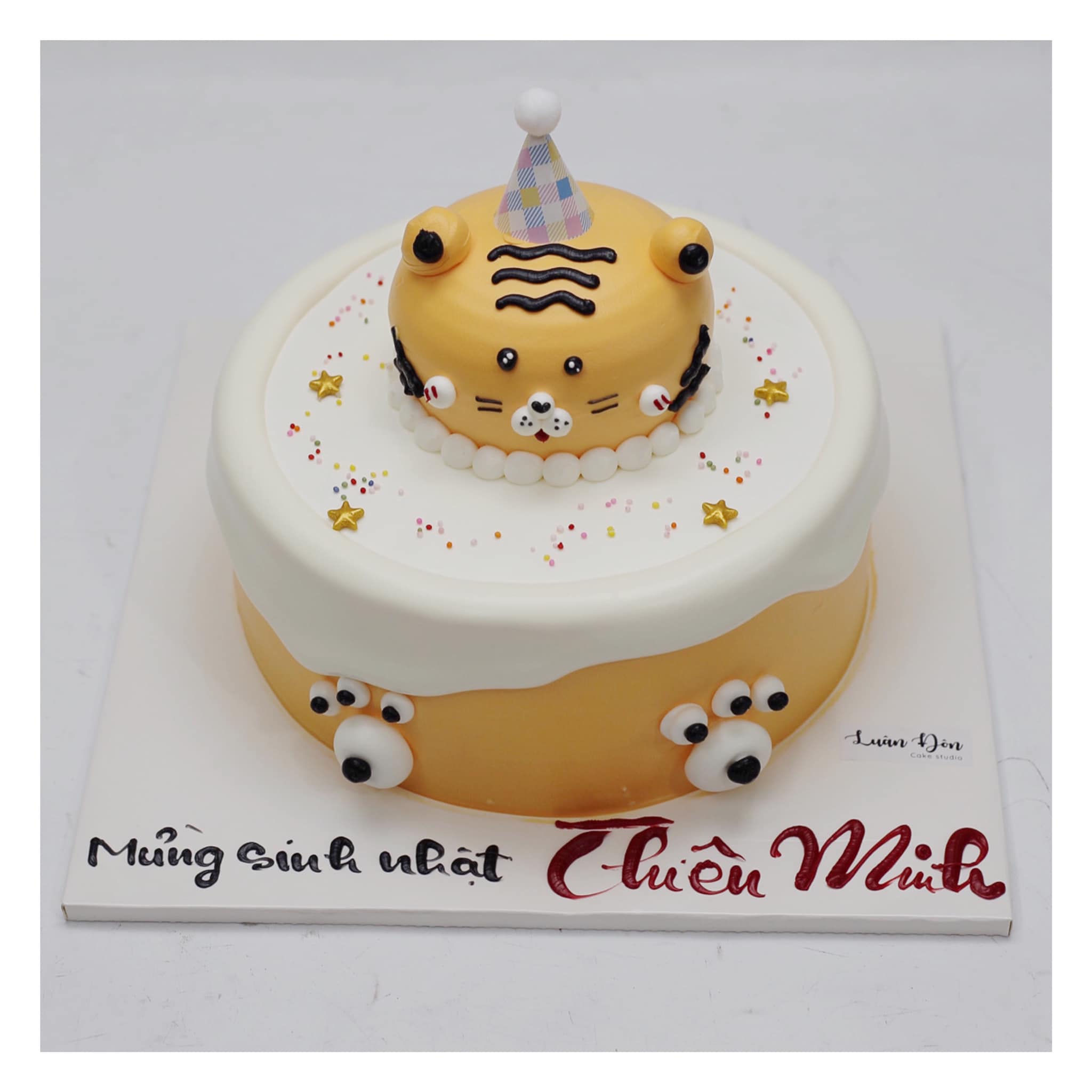 Bánh kem chú hổ vàng đội mũ