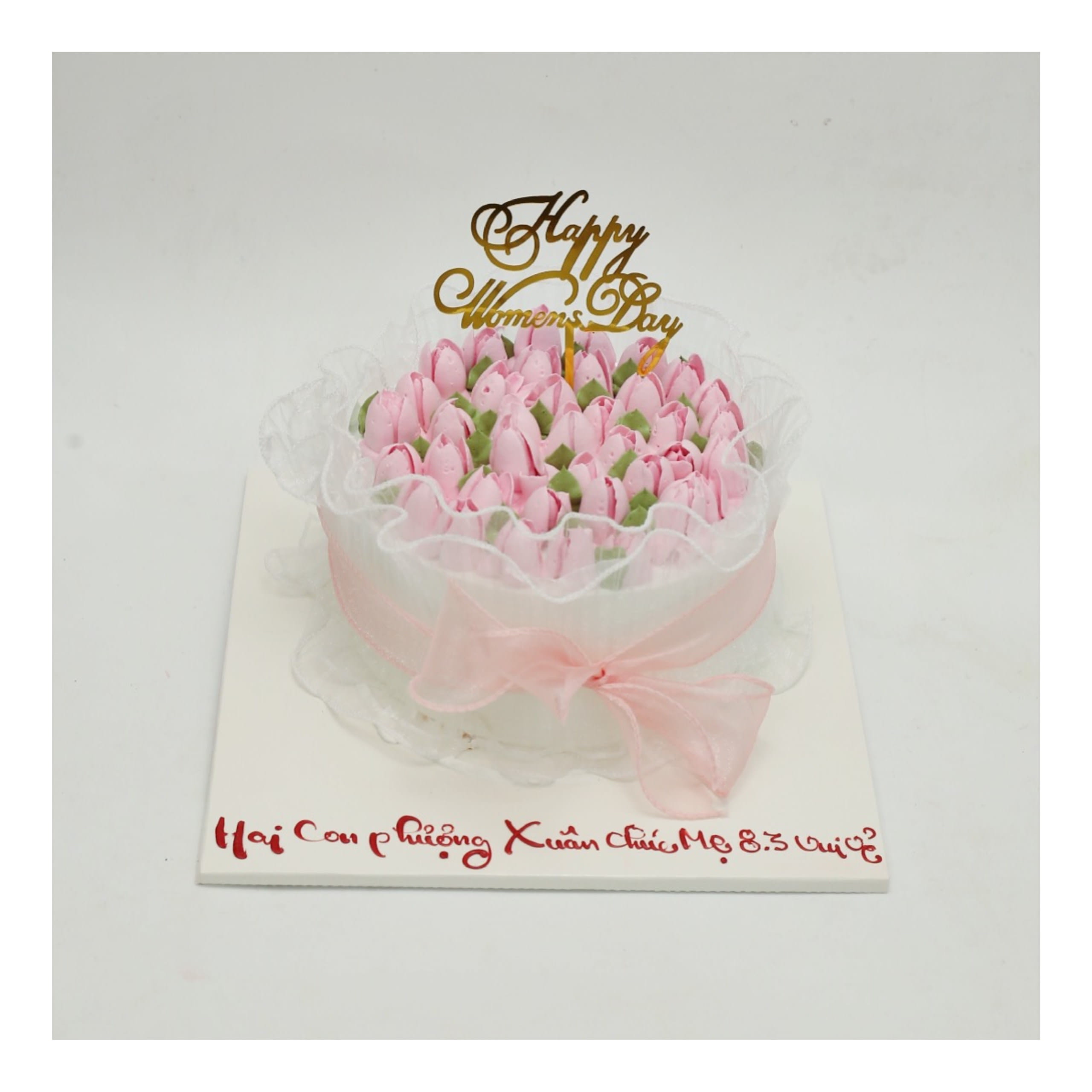 Bánh kem hoa tulip hồng cùng nơ lụa ngọt ngào