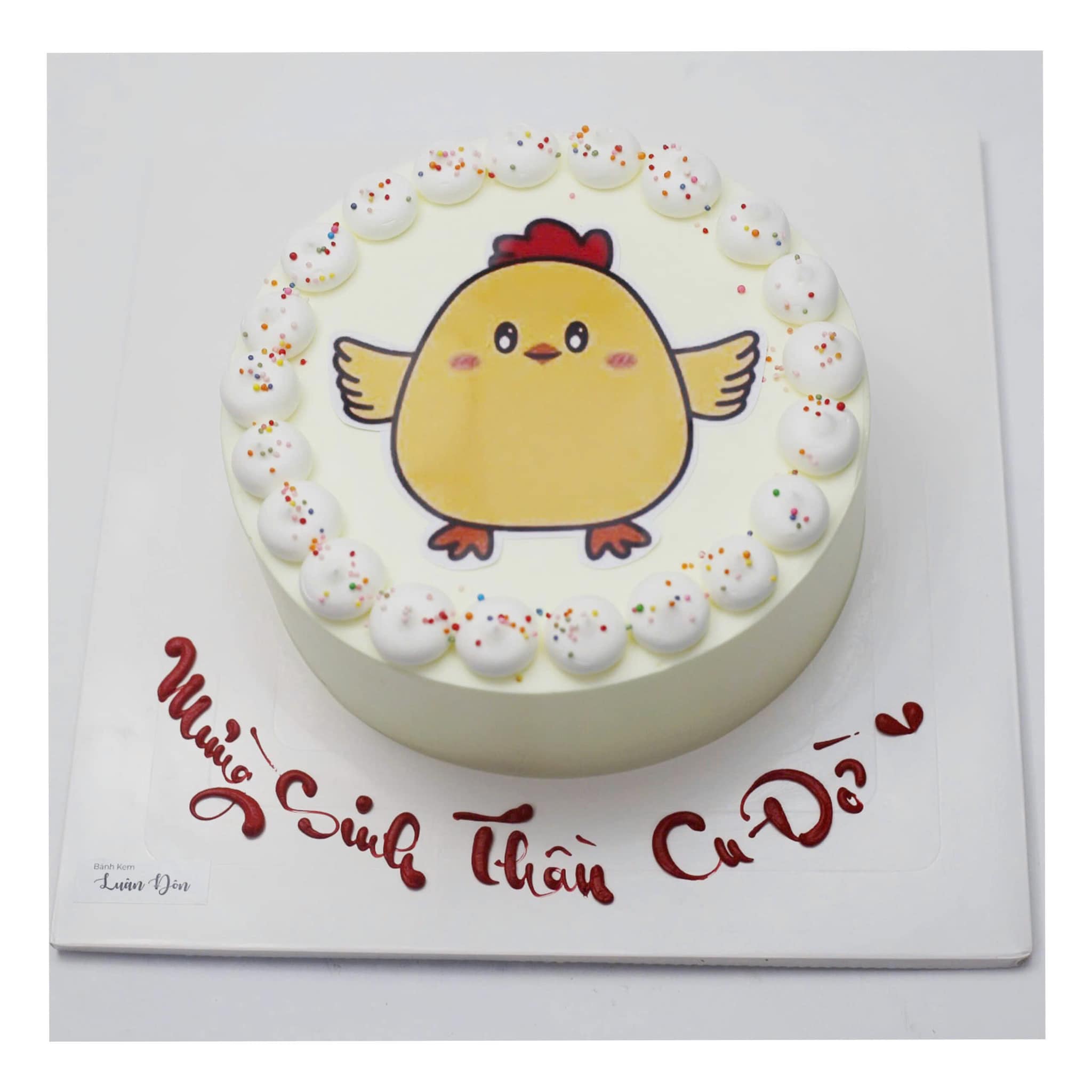 Bánh kem in hình gà con màu vàng