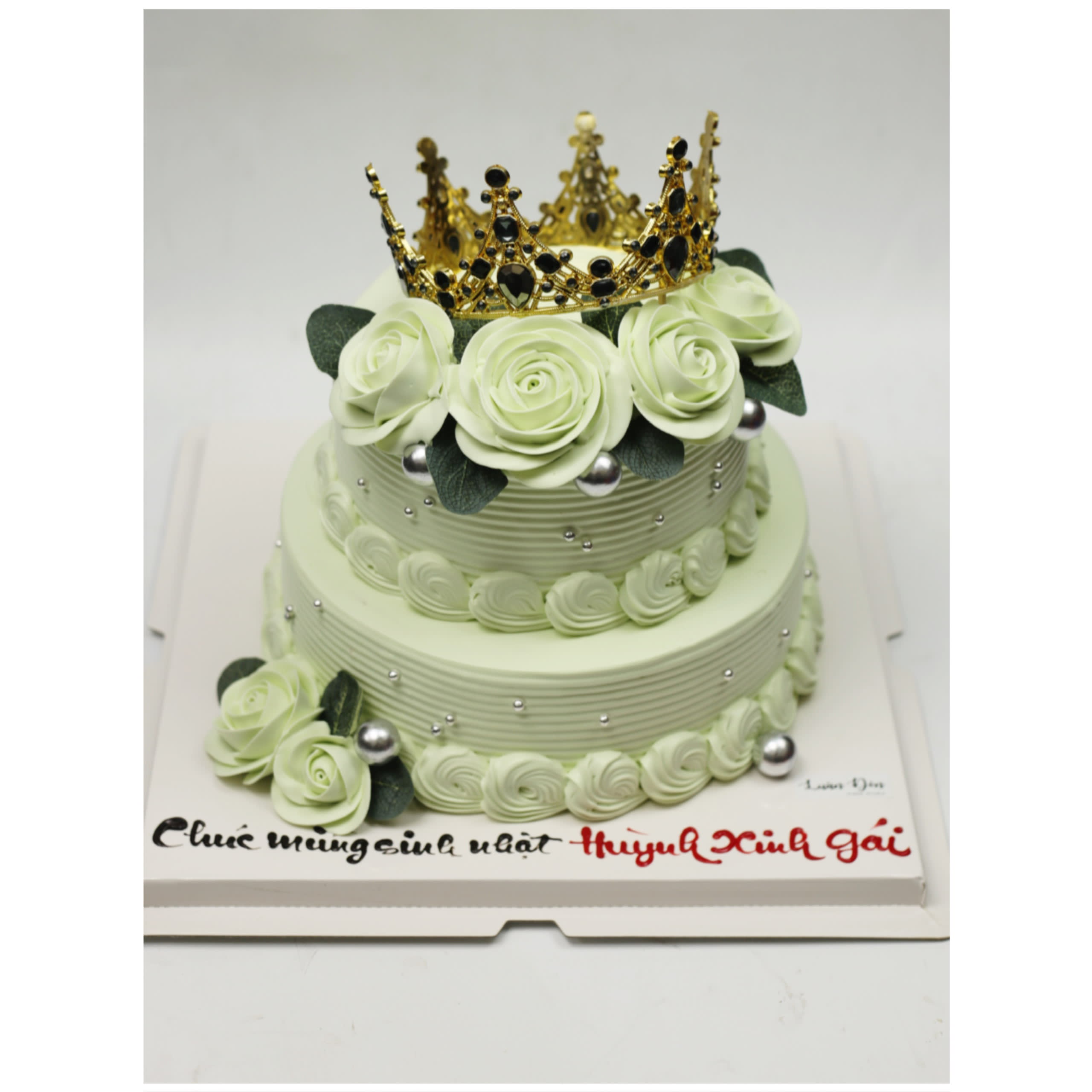 Bánh kem hai tầng xanh pastel đội vương miện